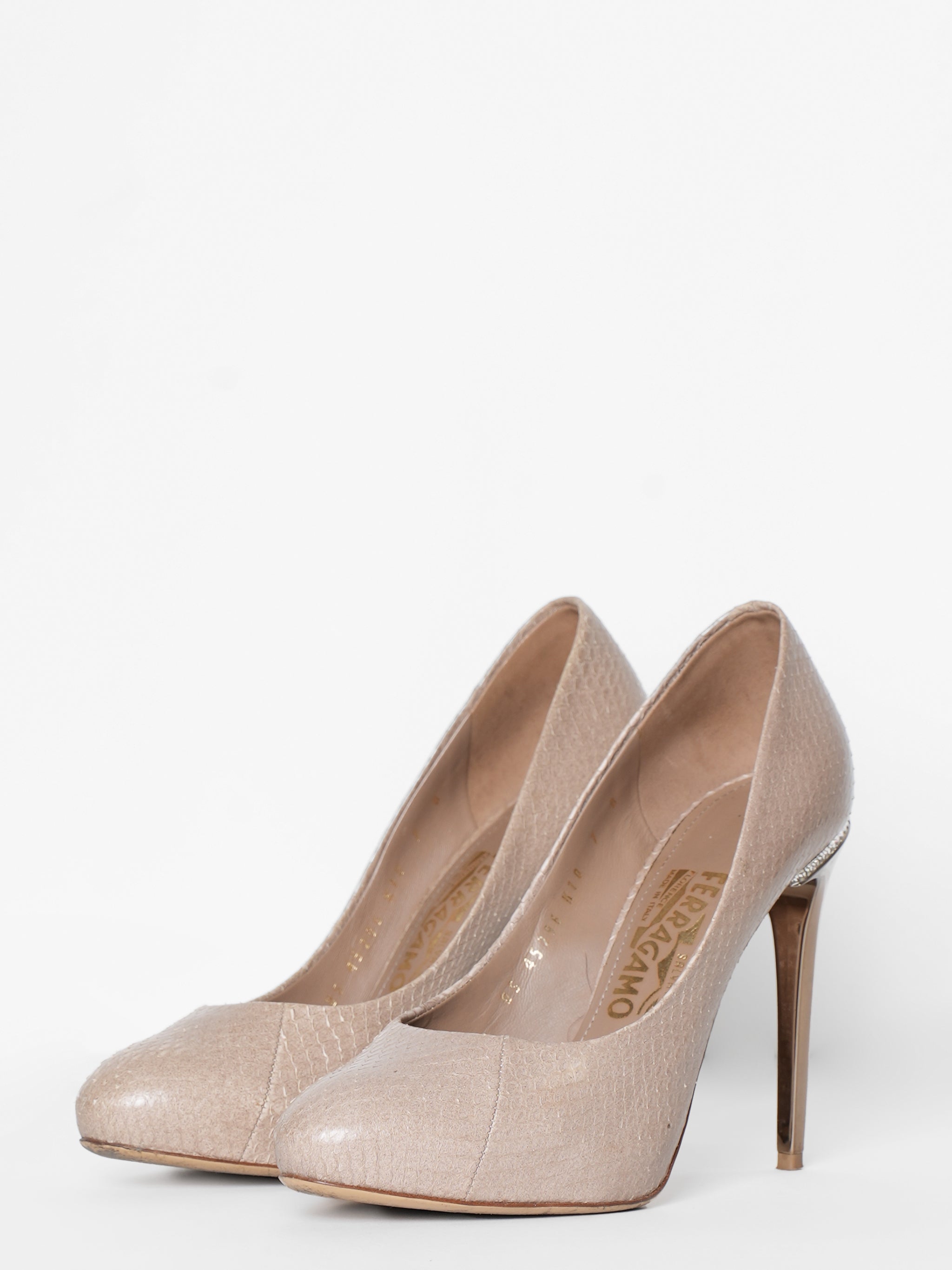 Salvatore ferragamo hot sale gold heels