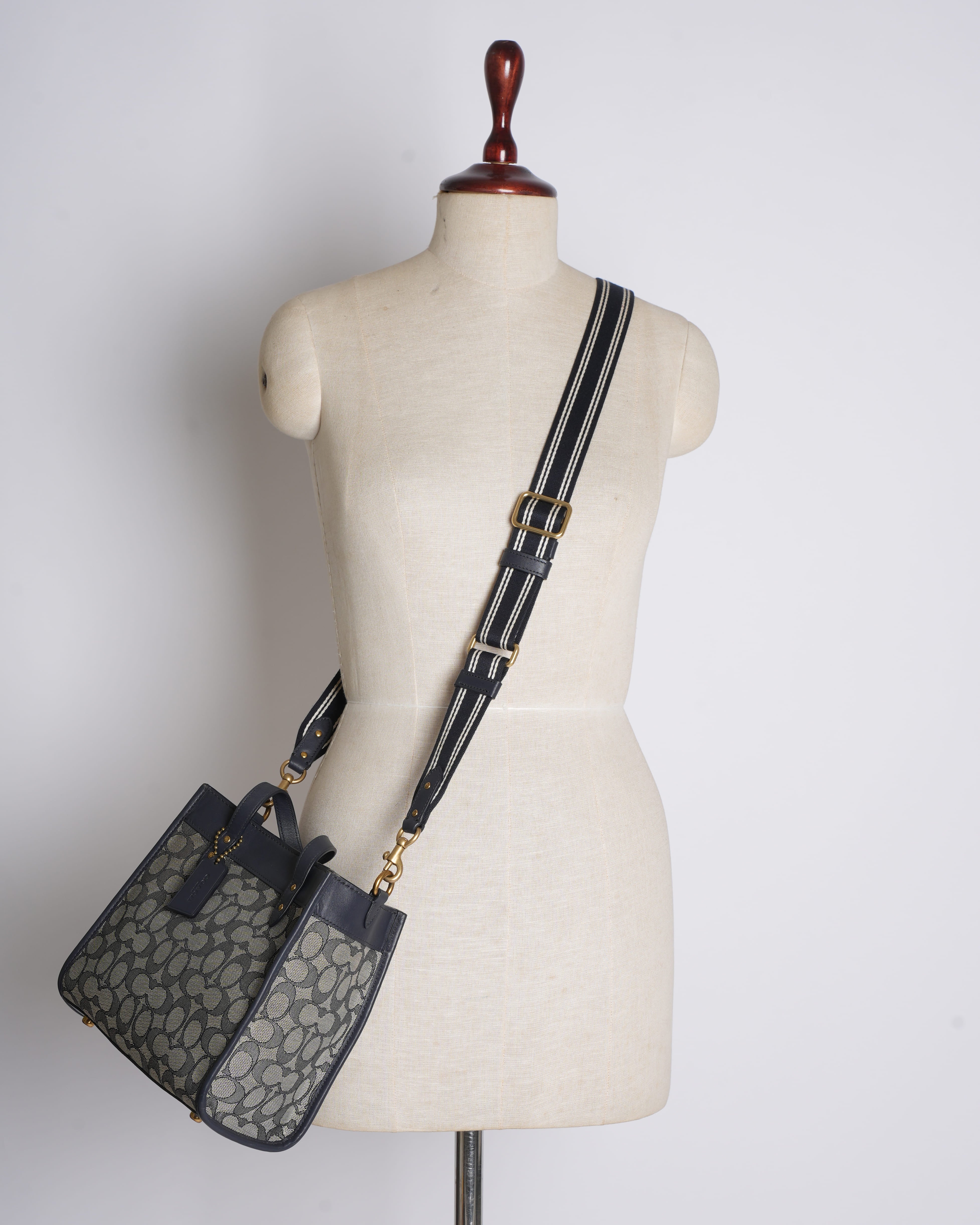 Coach Field Tote 22 in Black