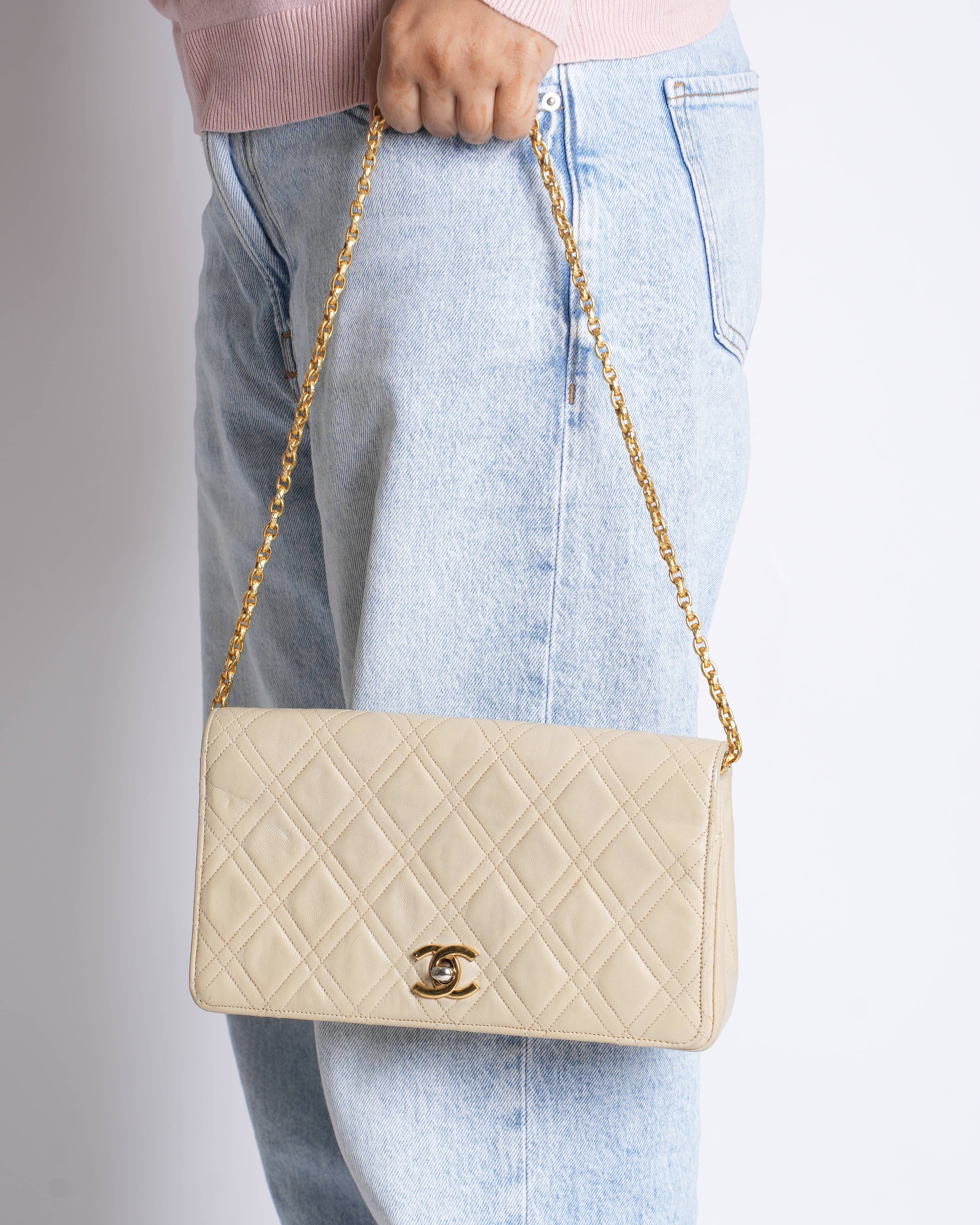 Chanel classic 22 cc logo chain shoulder bag