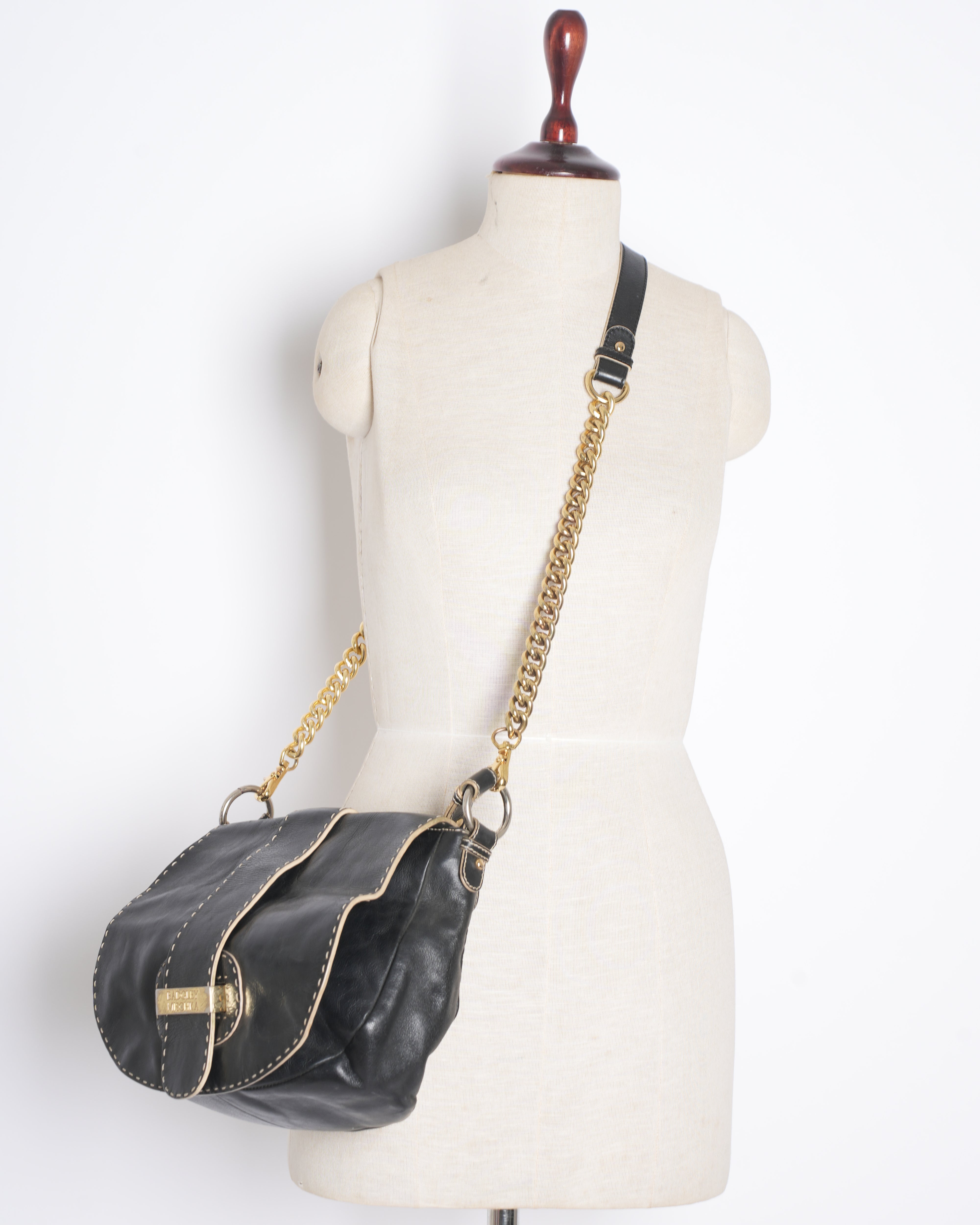 Badgley Mischka Flap Closure Shoulder Bag In Black