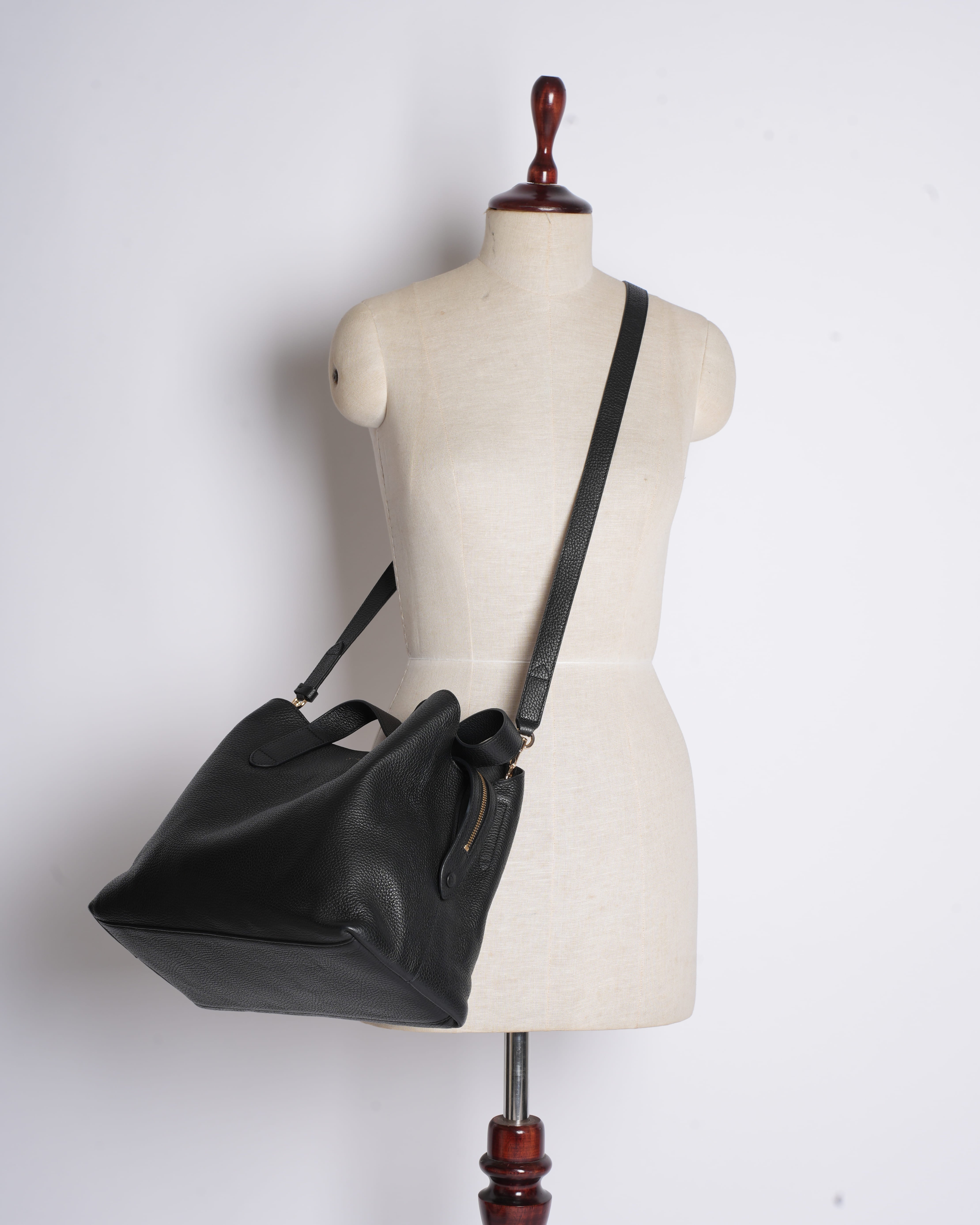 Cuyana pebelled system tote in black