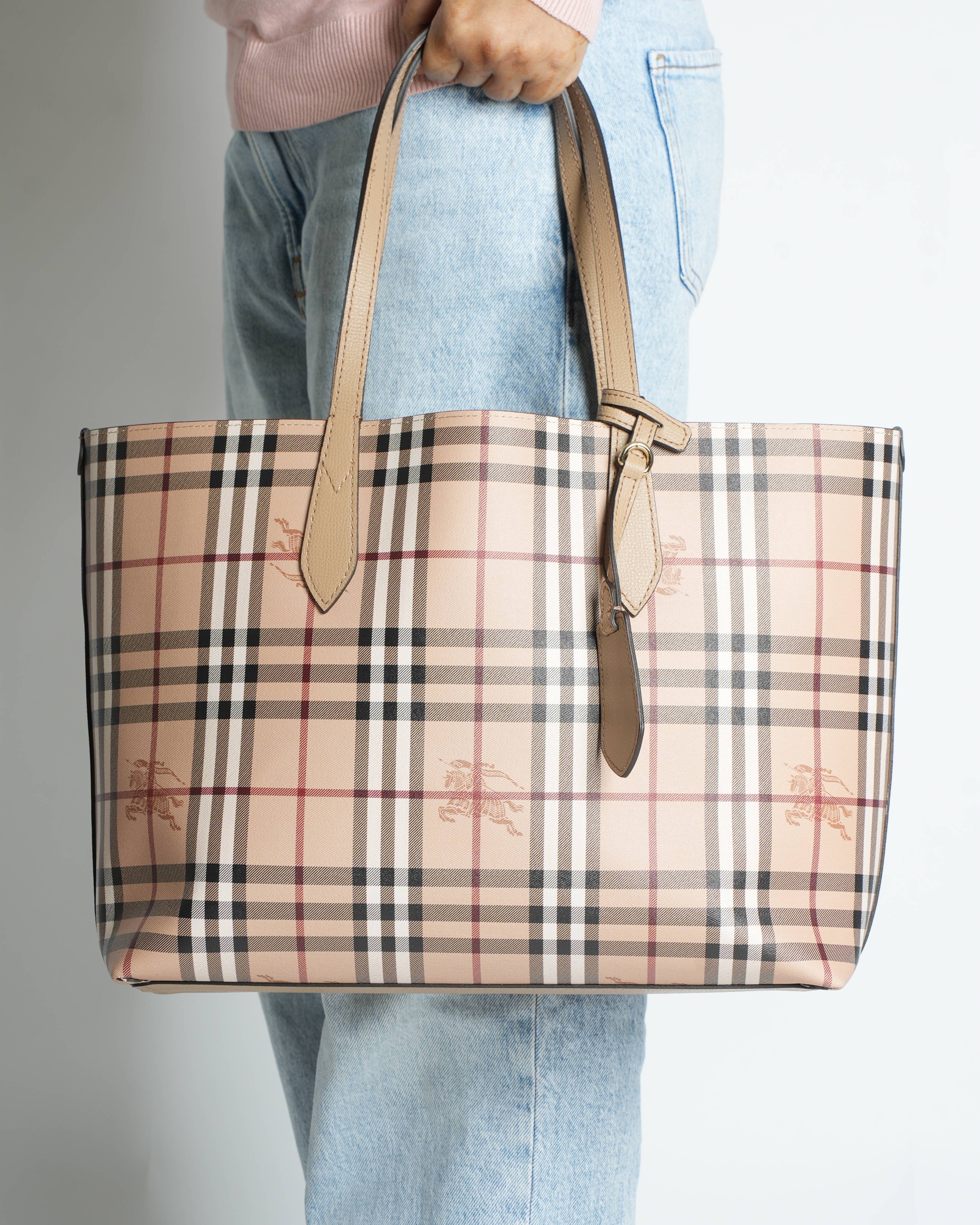 New Burberry
Medium Tote Heymarket Reversible House Check Mid Camel Leather