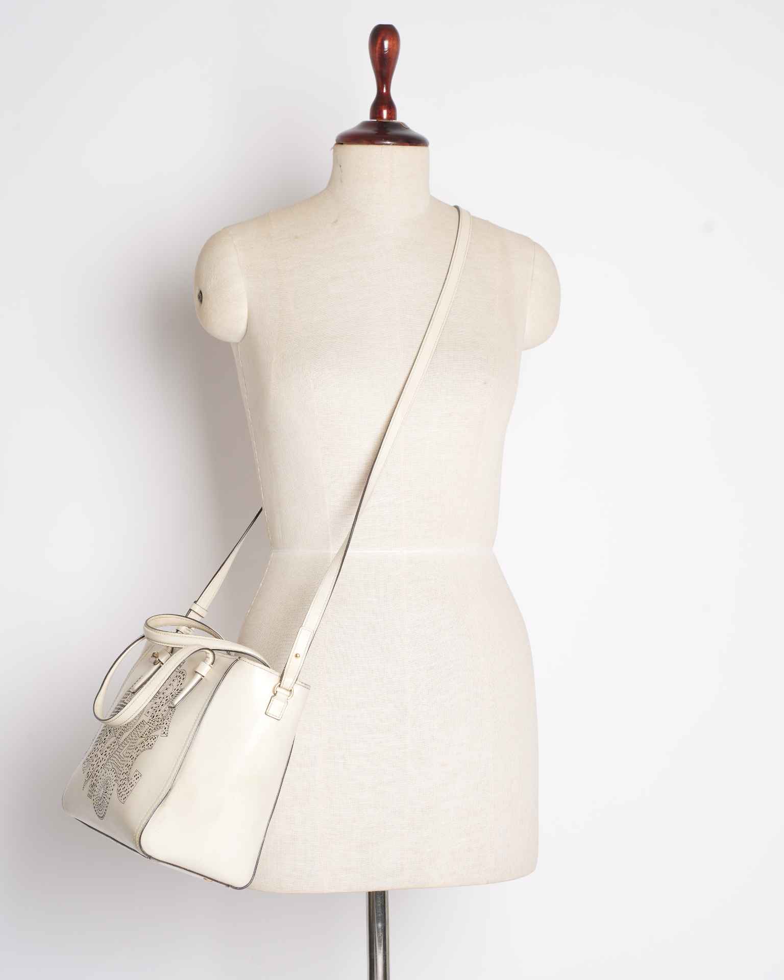 Salvatore ferragamo amy shoulder tote bag