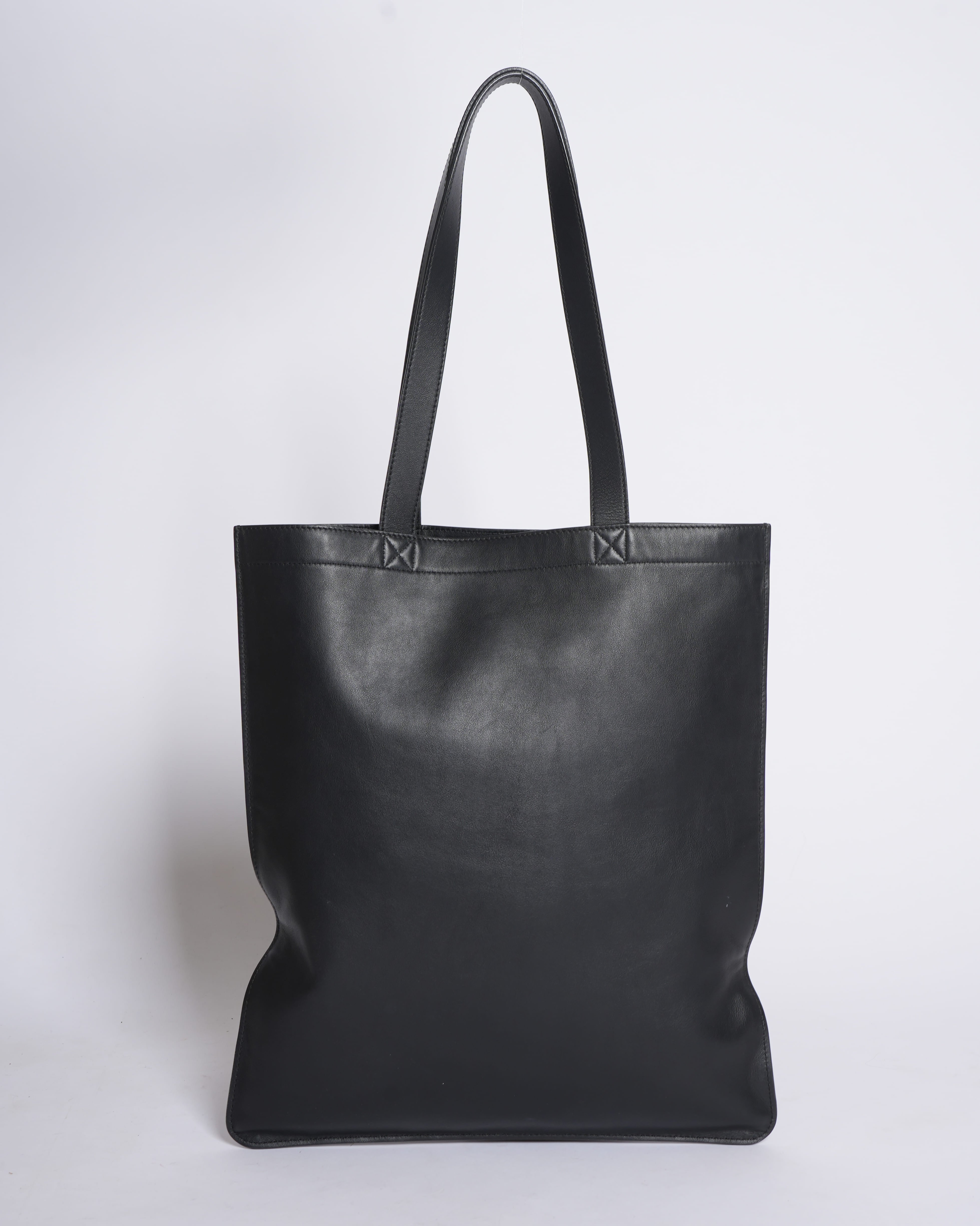 Fendi logo debossed shopper tote bag in black