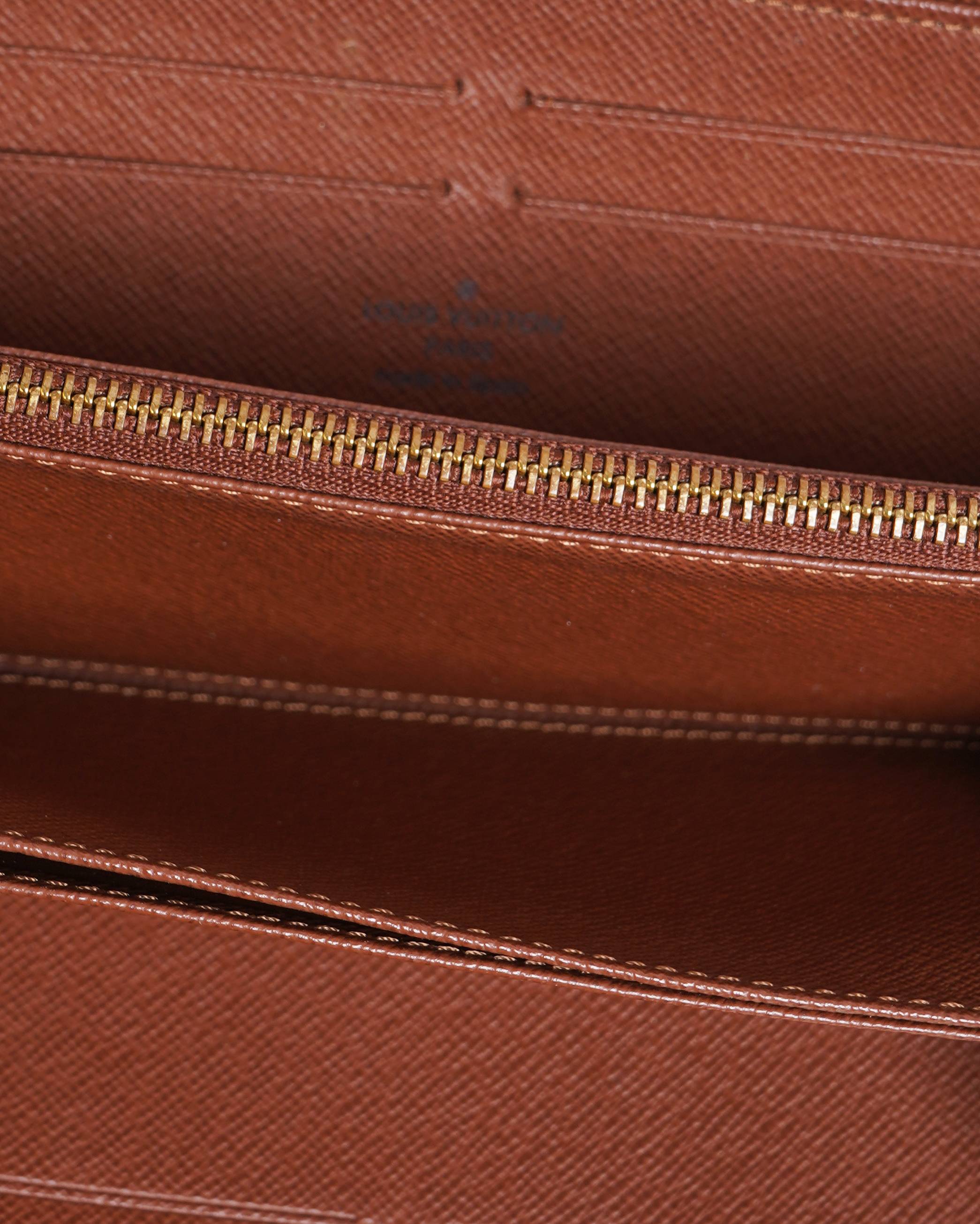 Louis vuitton zippy wallet in monogram canvas