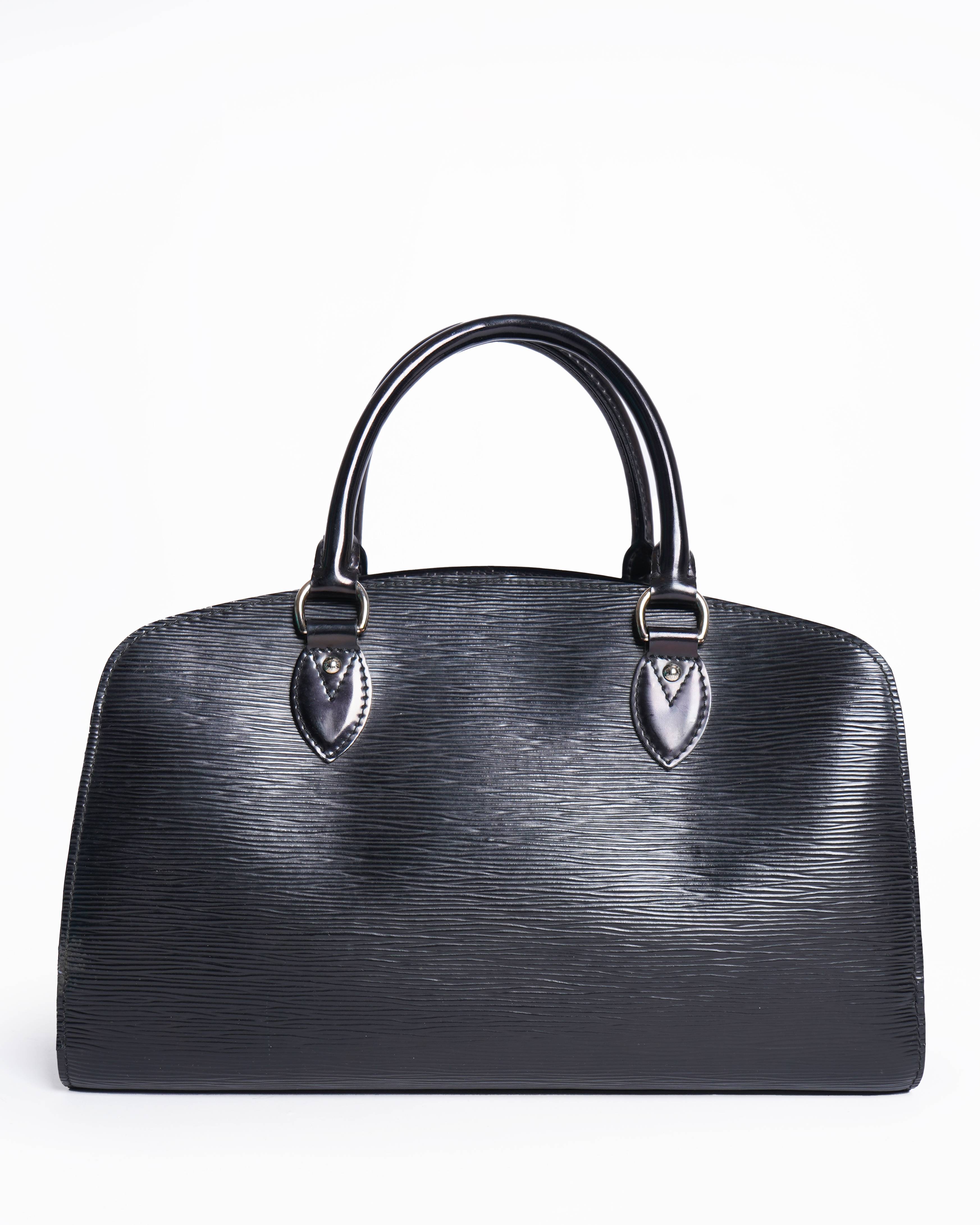 Louis Vuitton
Pont Neuf Vintage leather Handbag