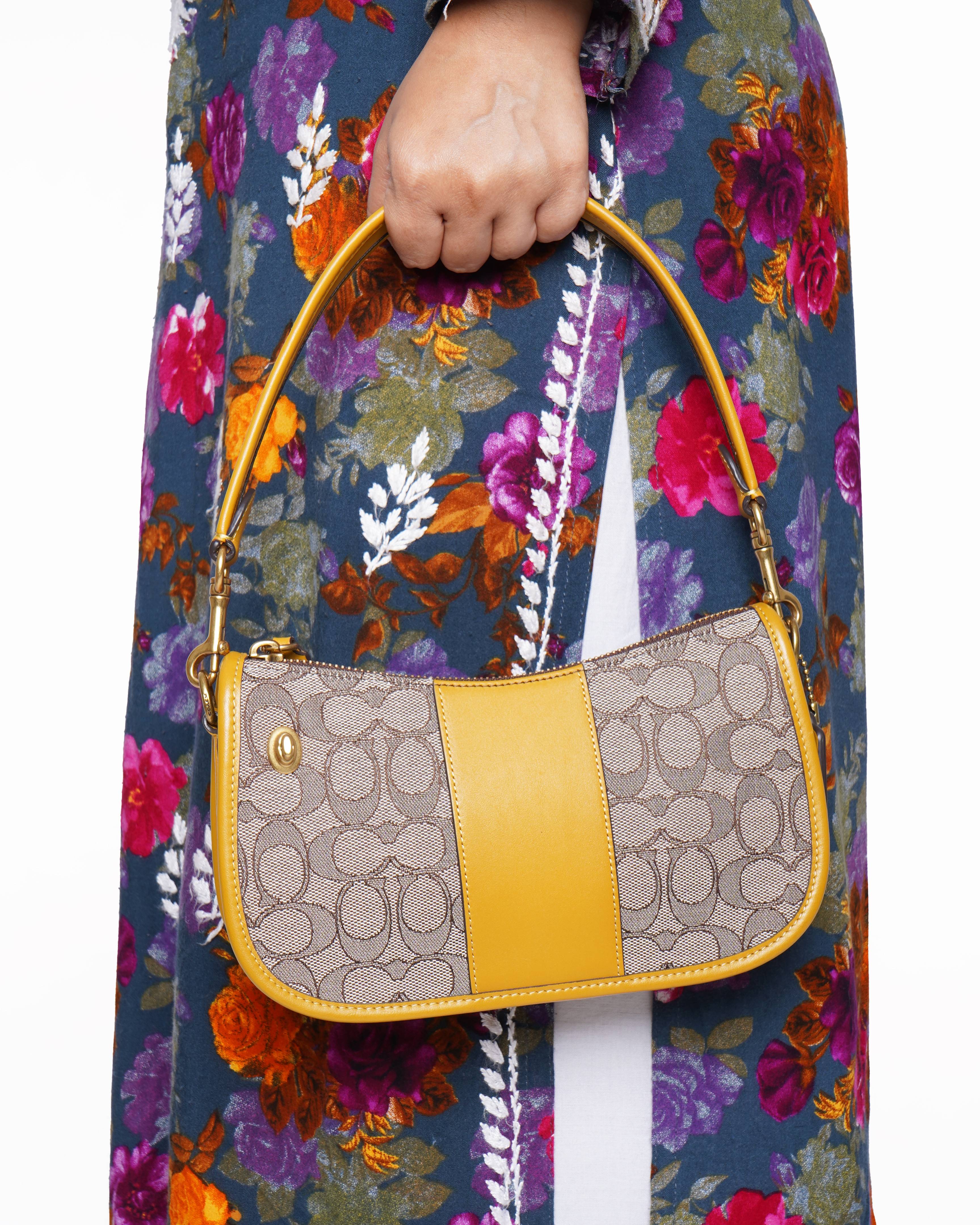 Coach swinger signature jacqurd shoulder bag