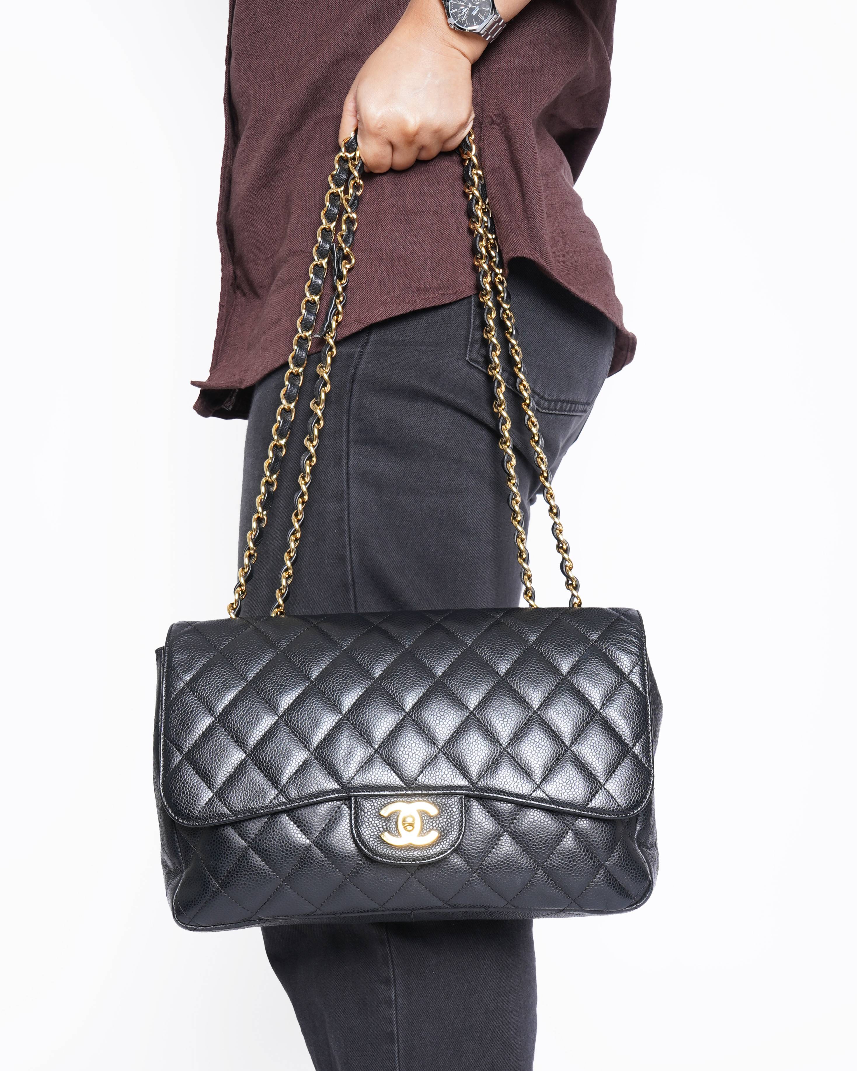 Chanel maxi classic flap in grained calfskin and gold hardware Shoulder Bag
