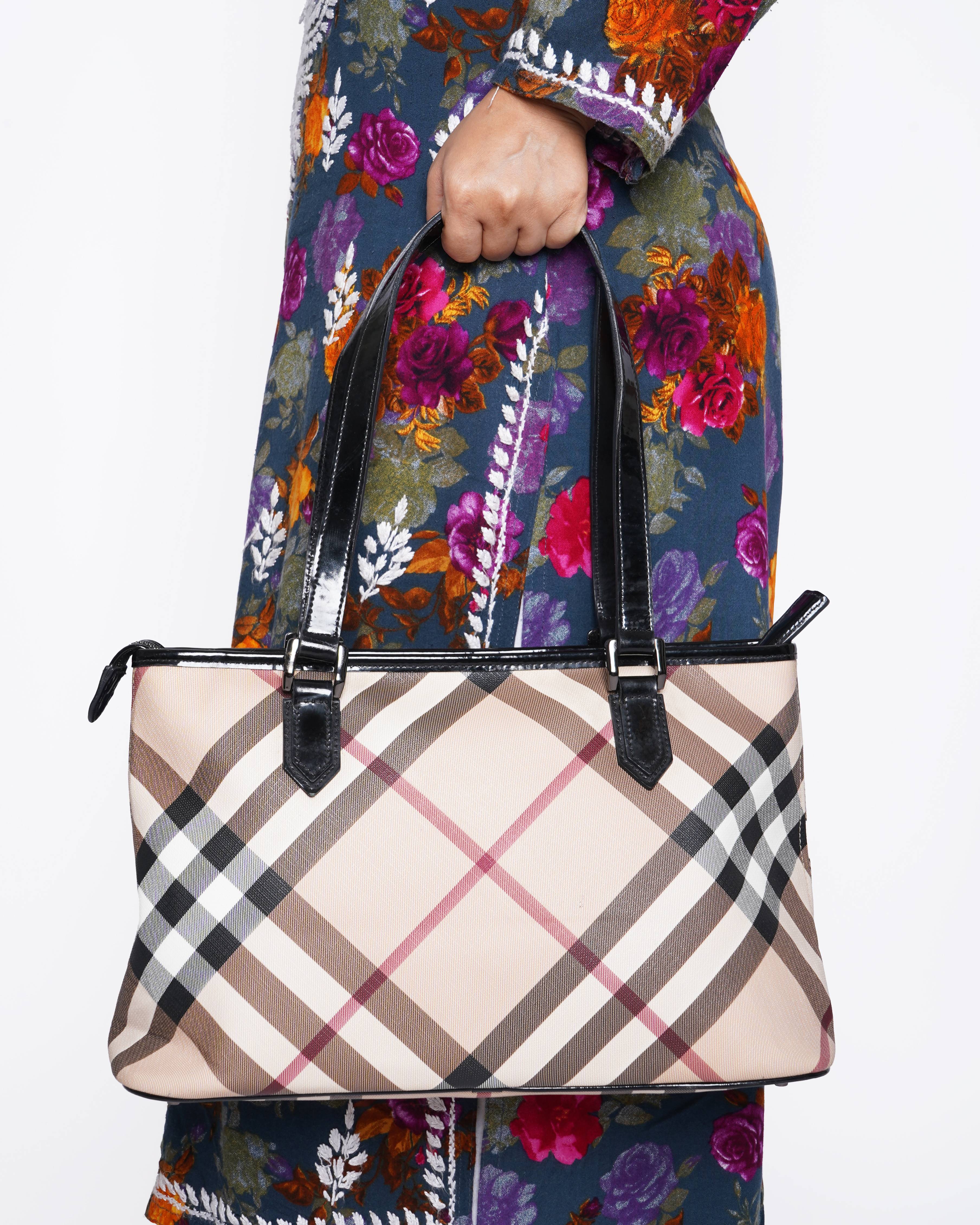 Burberry signature tote bag