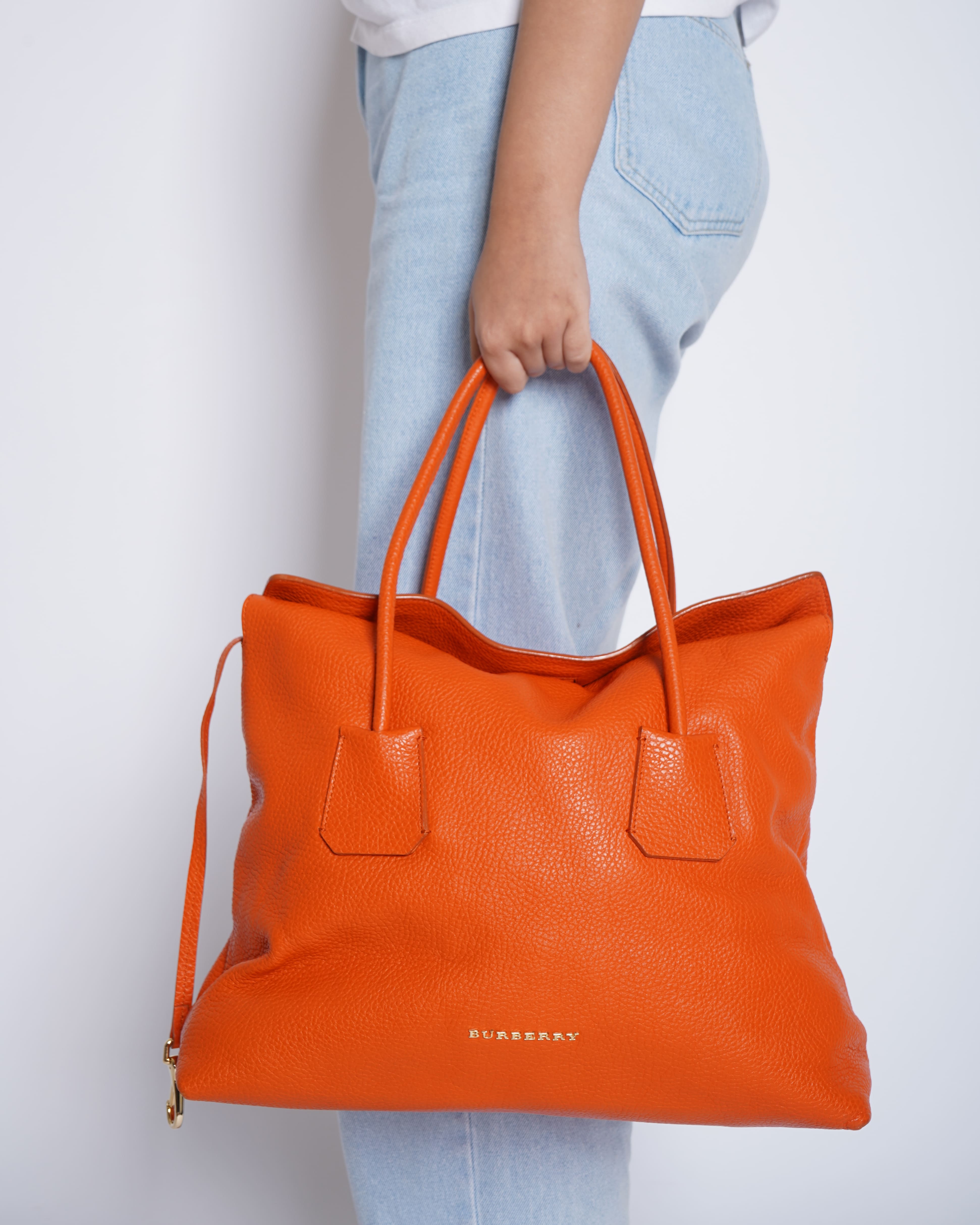 Burberry Baynard Leather Tote In Orange