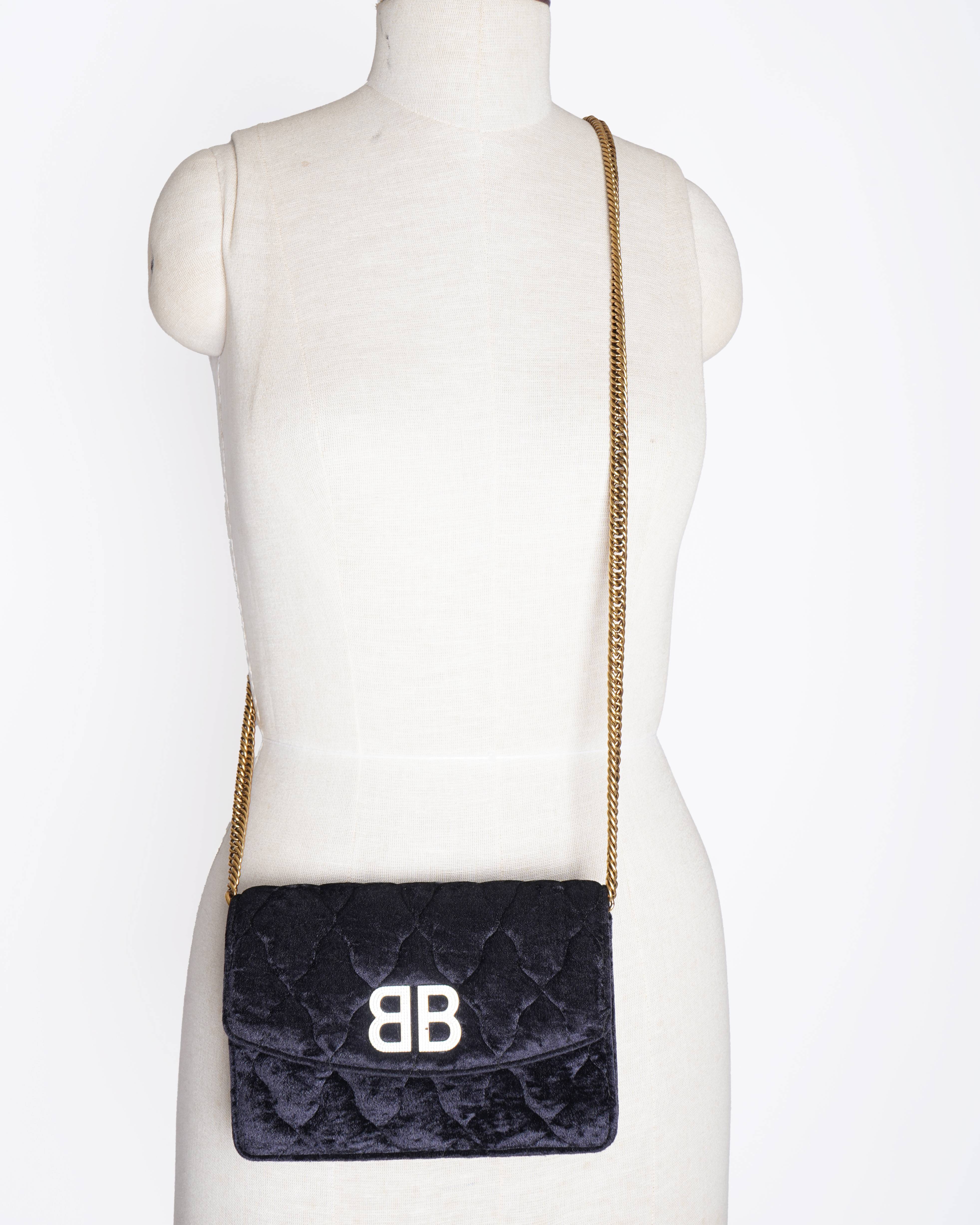 Balenciaga
Black velvet BB round gold chain small shoulder bag