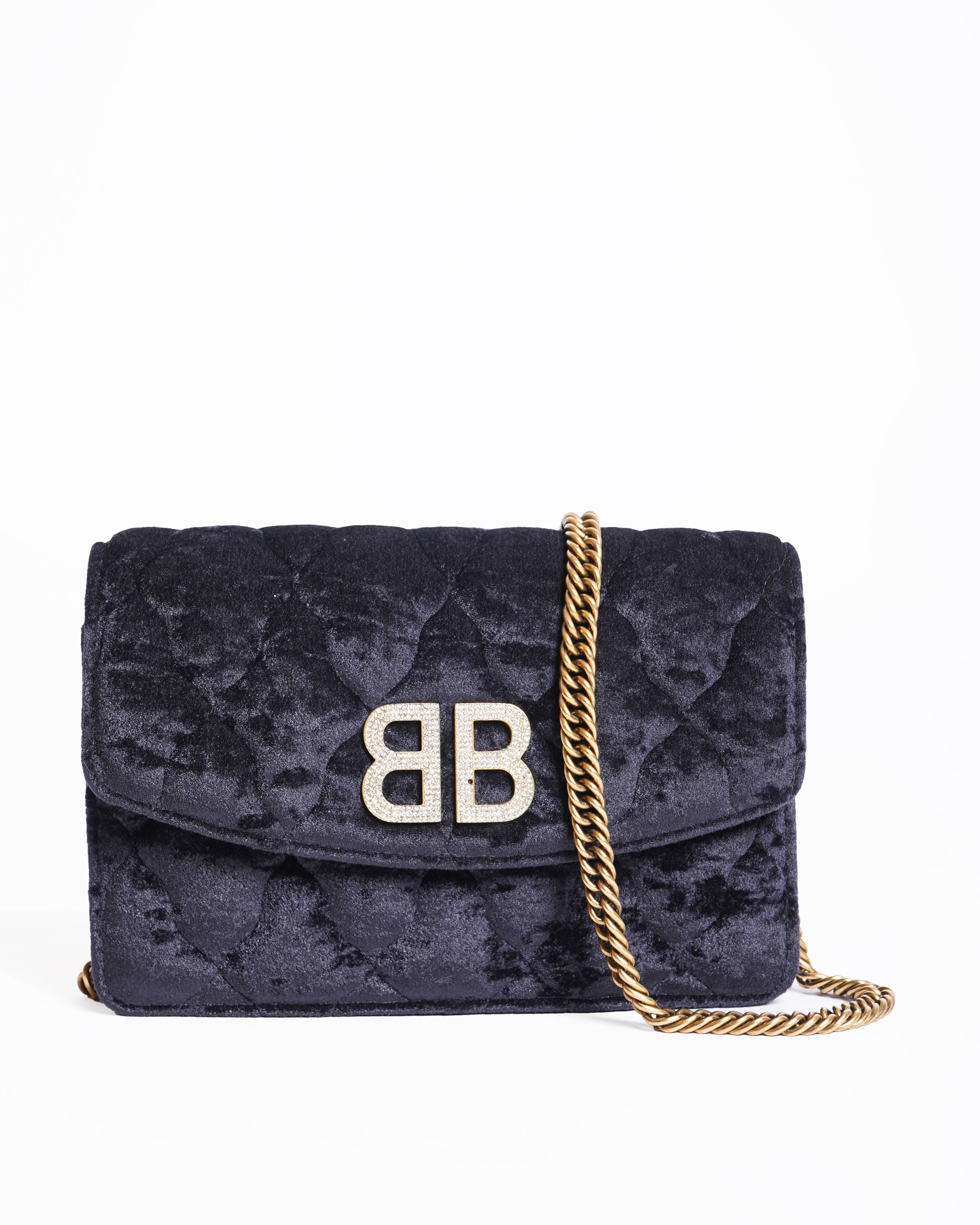 Balenciaga
Black velvet BB round gold chain small shoulder bag