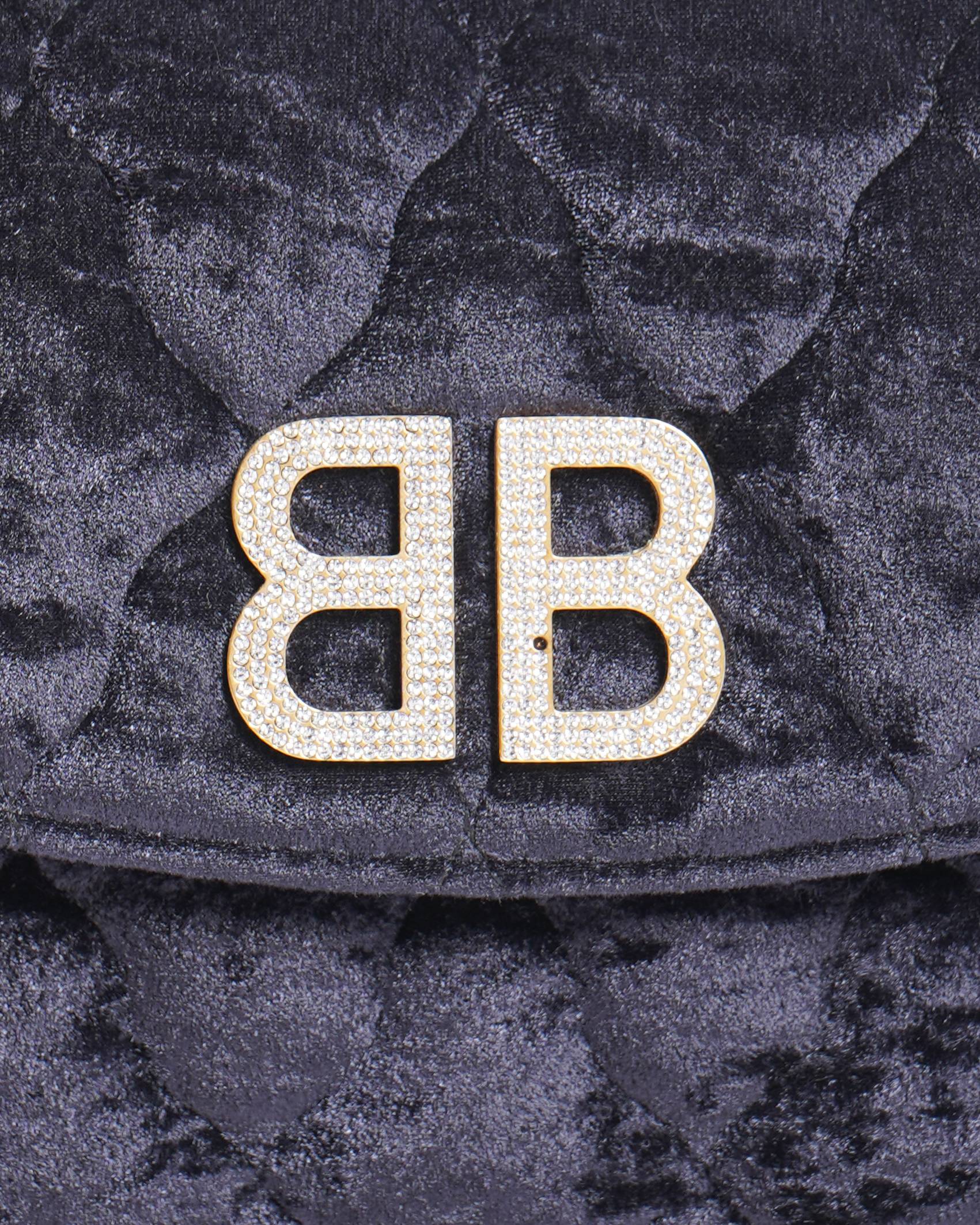 Balenciaga
Black velvet BB round gold chain small shoulder bag