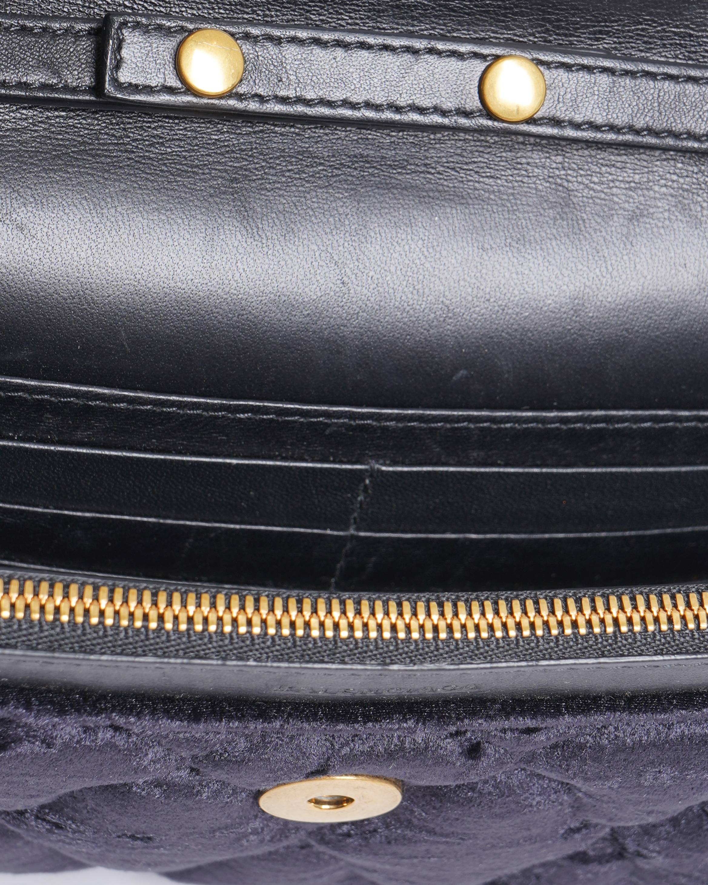 Balenciaga
Black velvet BB round gold chain small shoulder bag