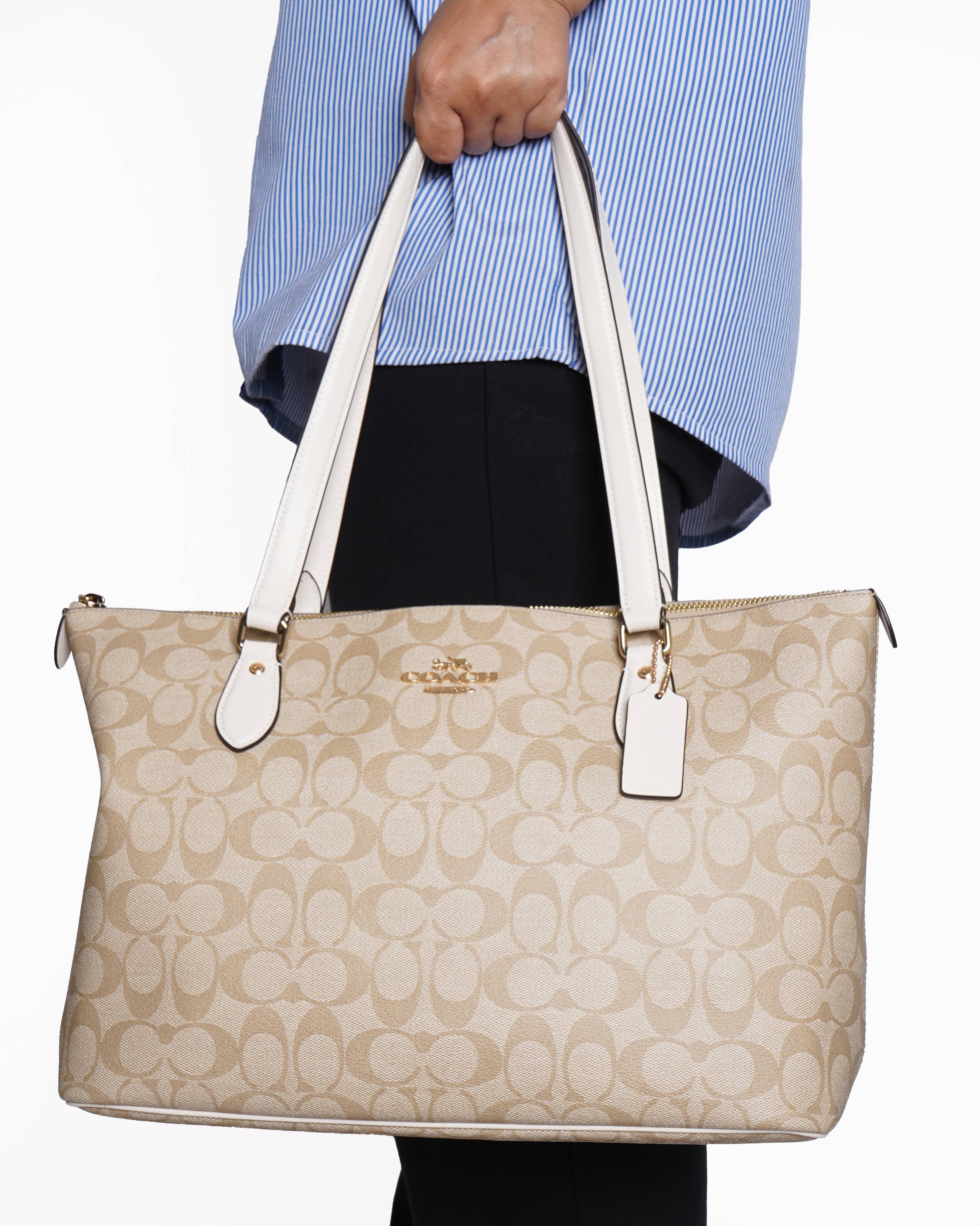 New COACH
Gallery Medium Tote Bag In Signature Canvas