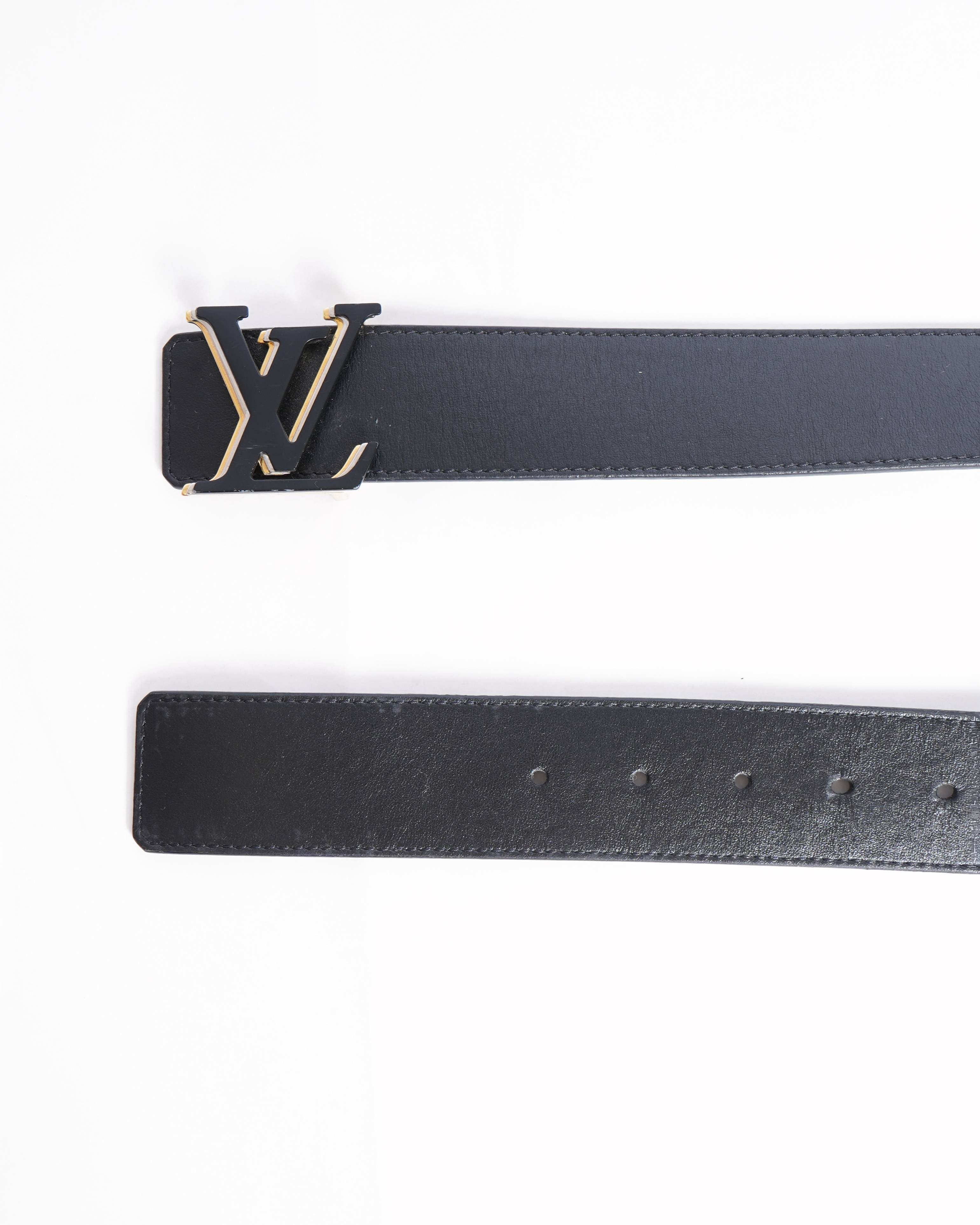 Louis Vuitton
Black leather belt