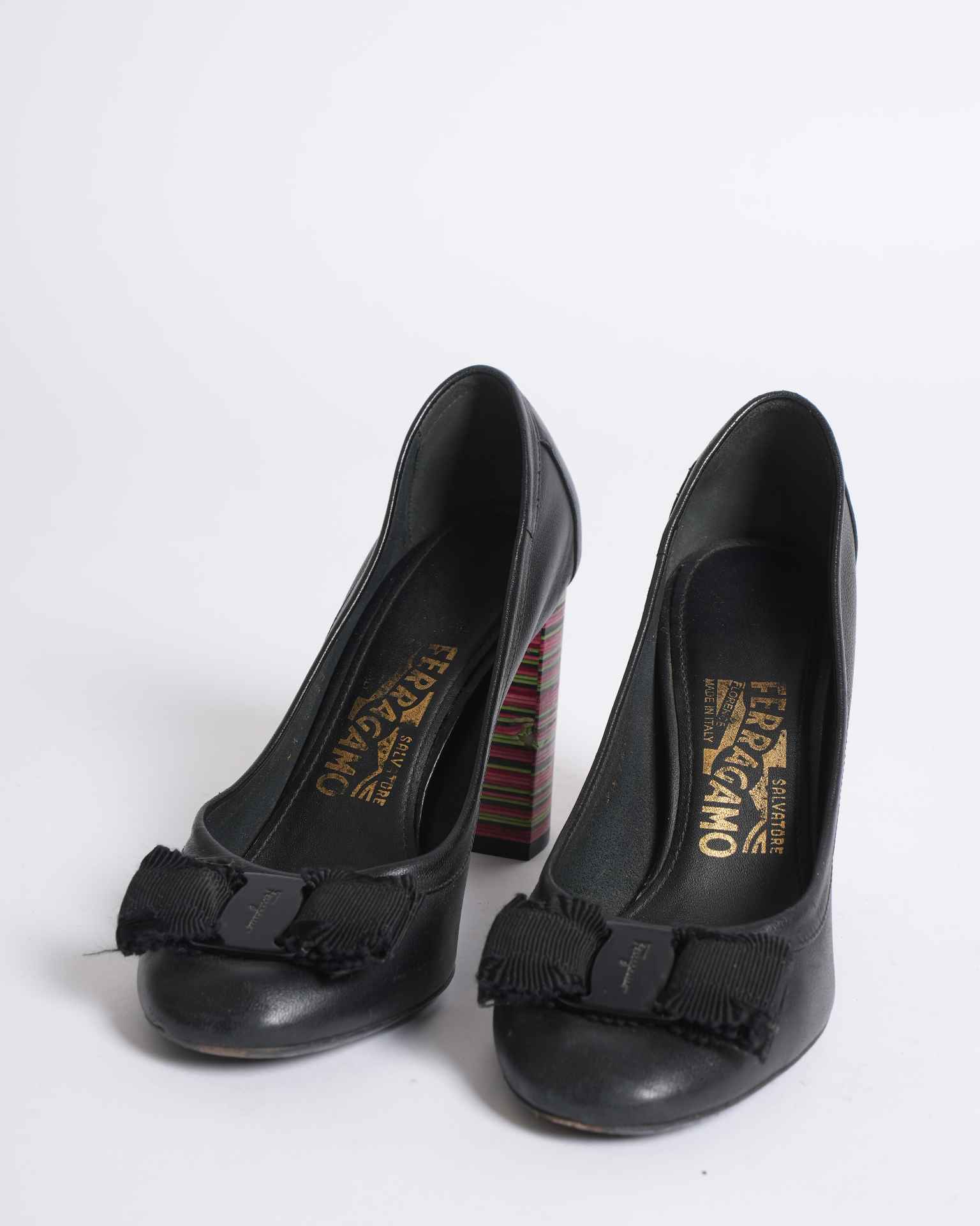Salvatore Ferragamo Vara Bow Pumps In Black - Main Image