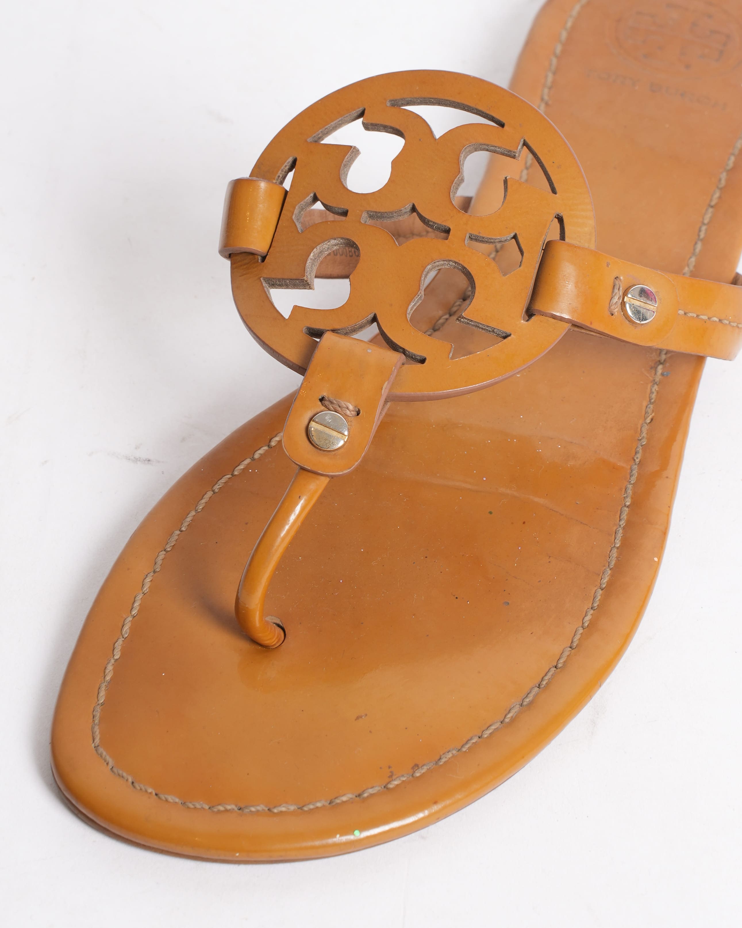 Tory Burch Logo Flats In Tan Patent Leather
