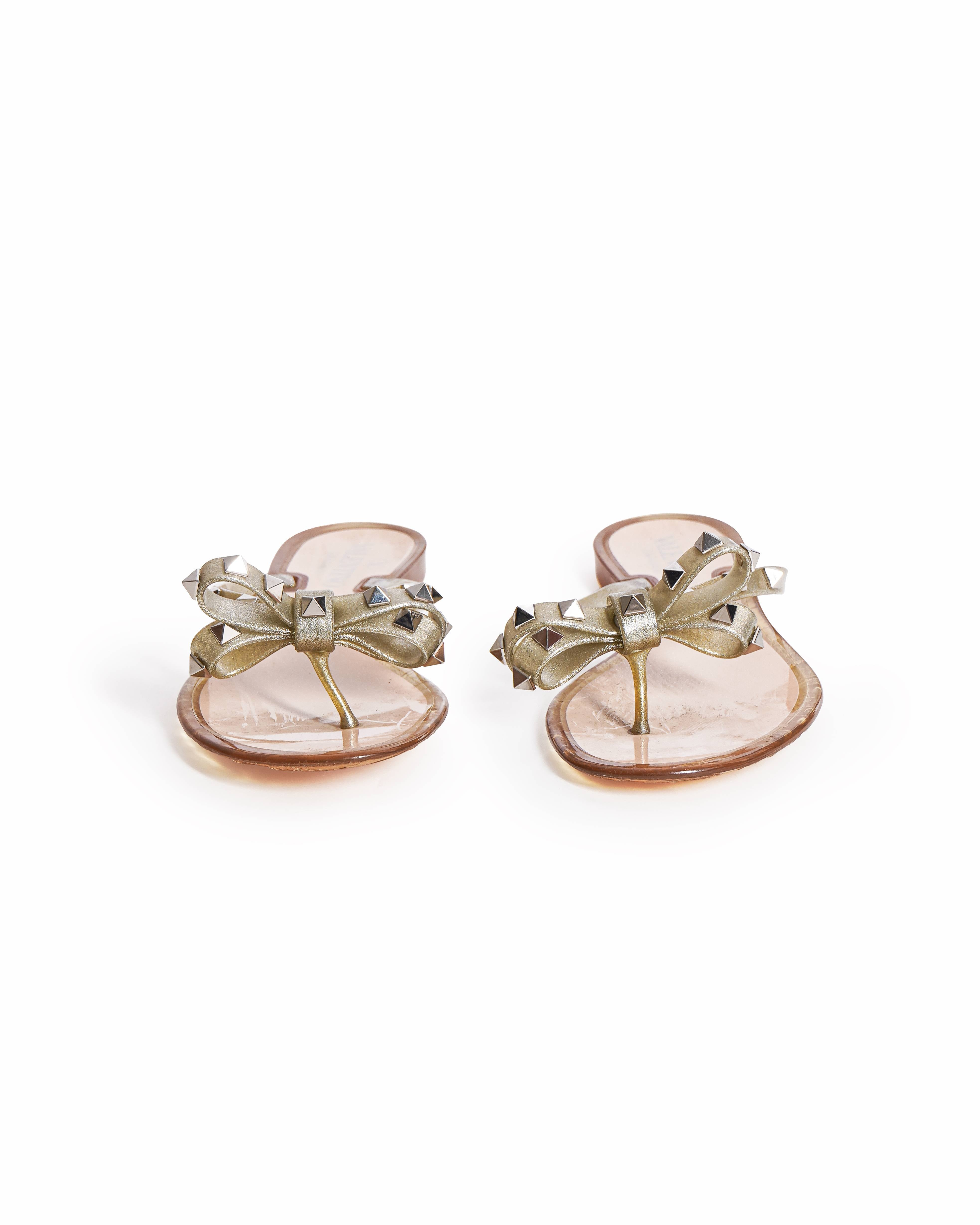 Valentino Garavani Rockstud Bow Thong Sandals in Gold