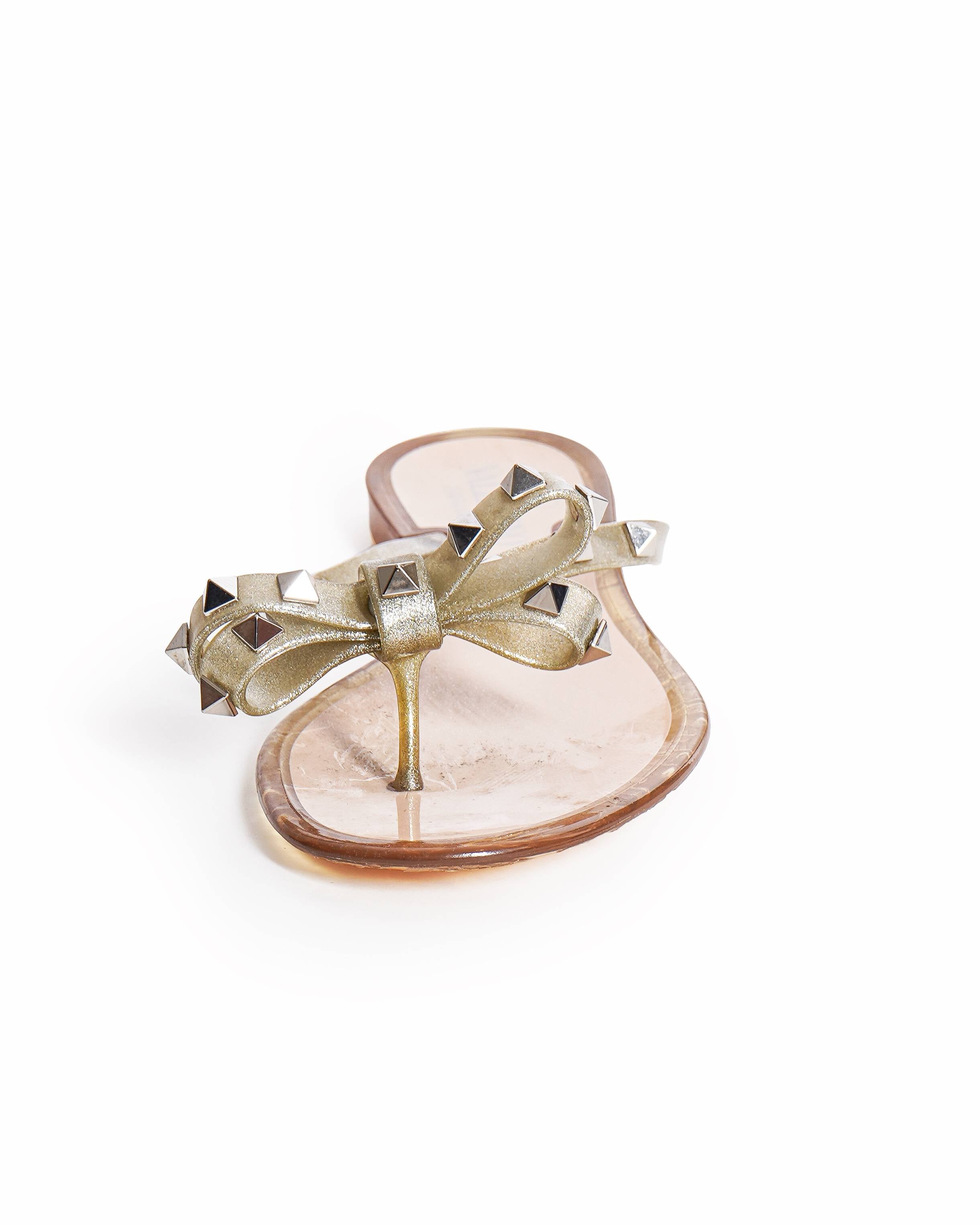 Valentino Garavani Rockstud Bow Thong Sandals in Gold