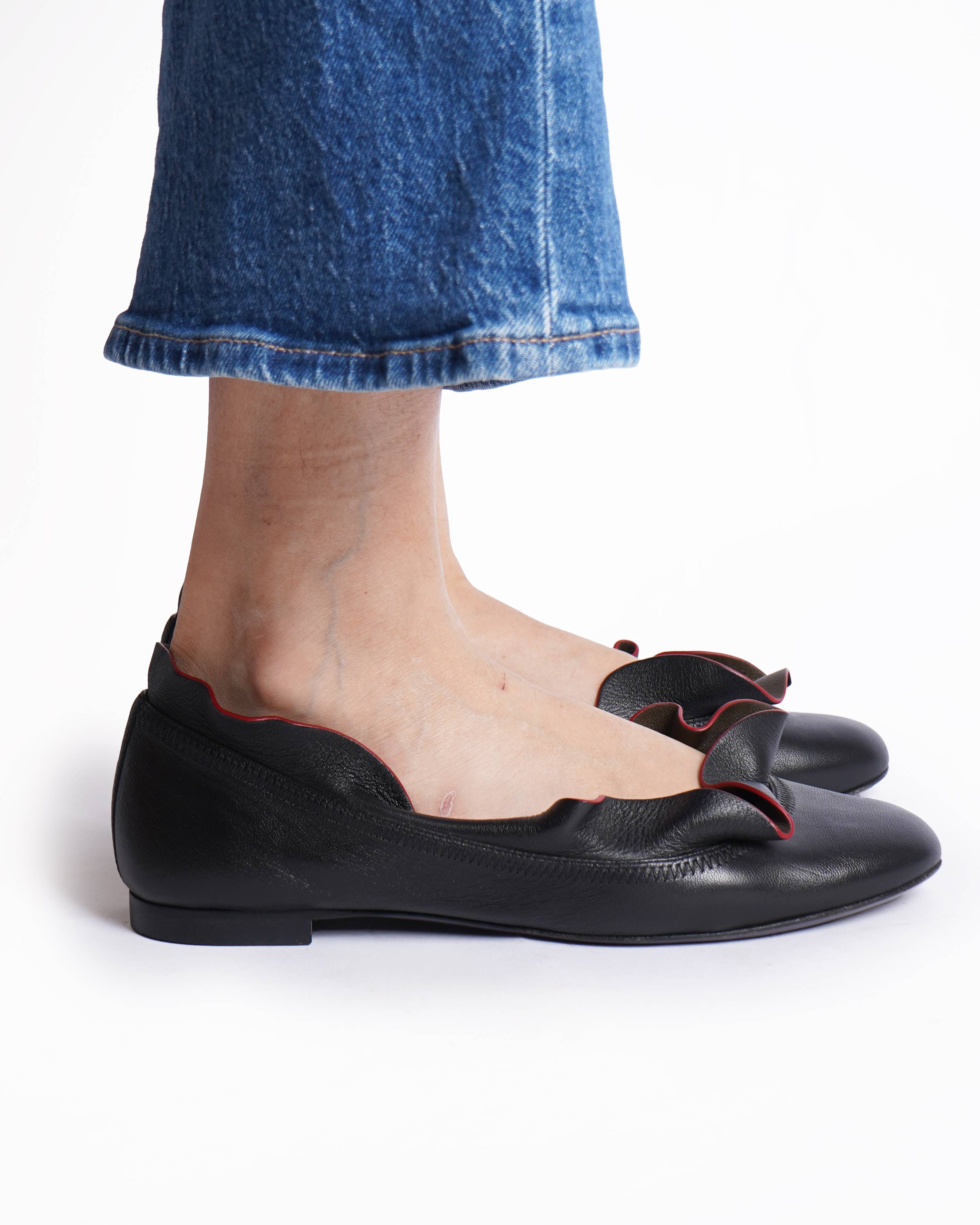Fendi Leather Ruffle Ballet Flats In Black