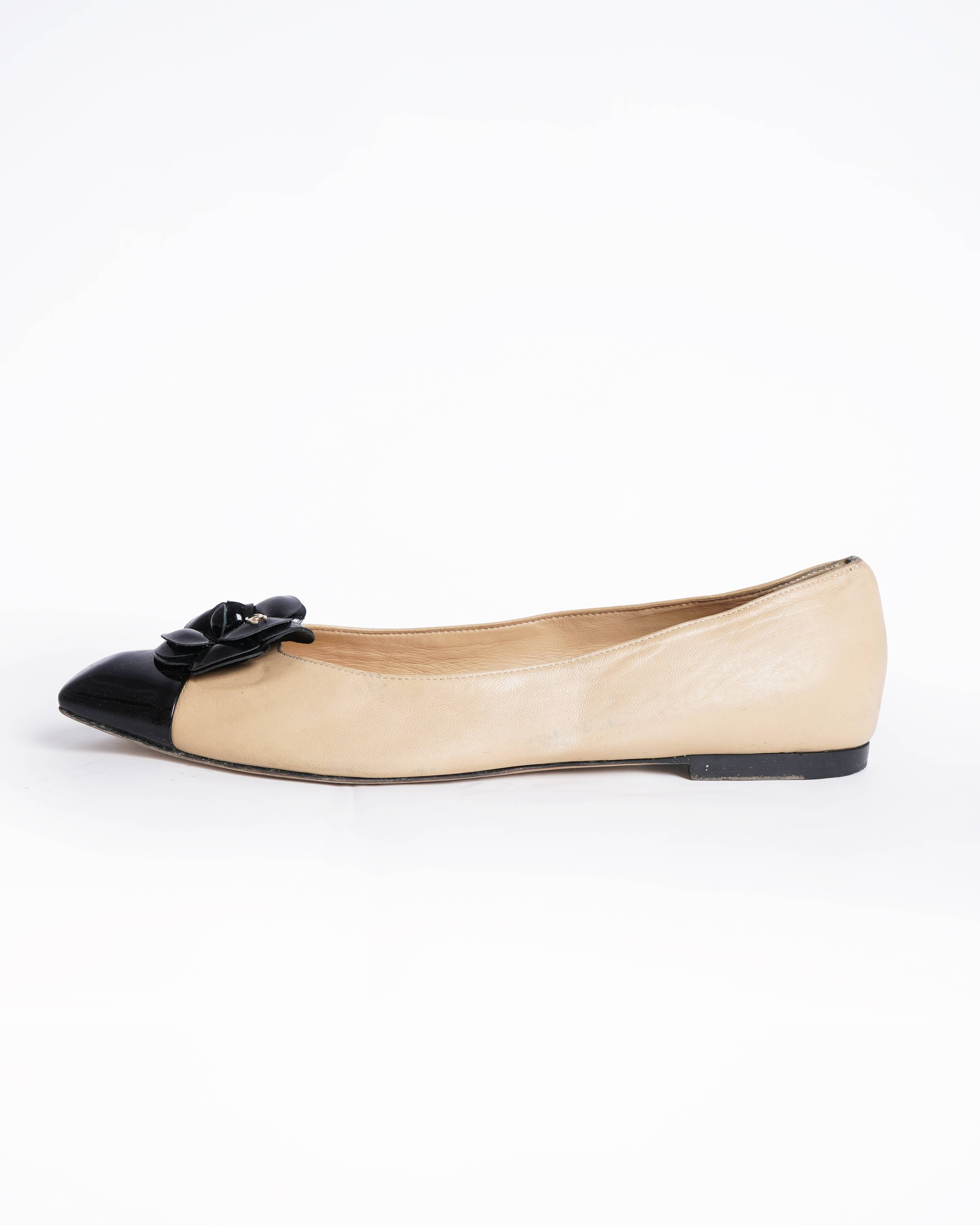 Chanel camelia black patent leather ballet flats