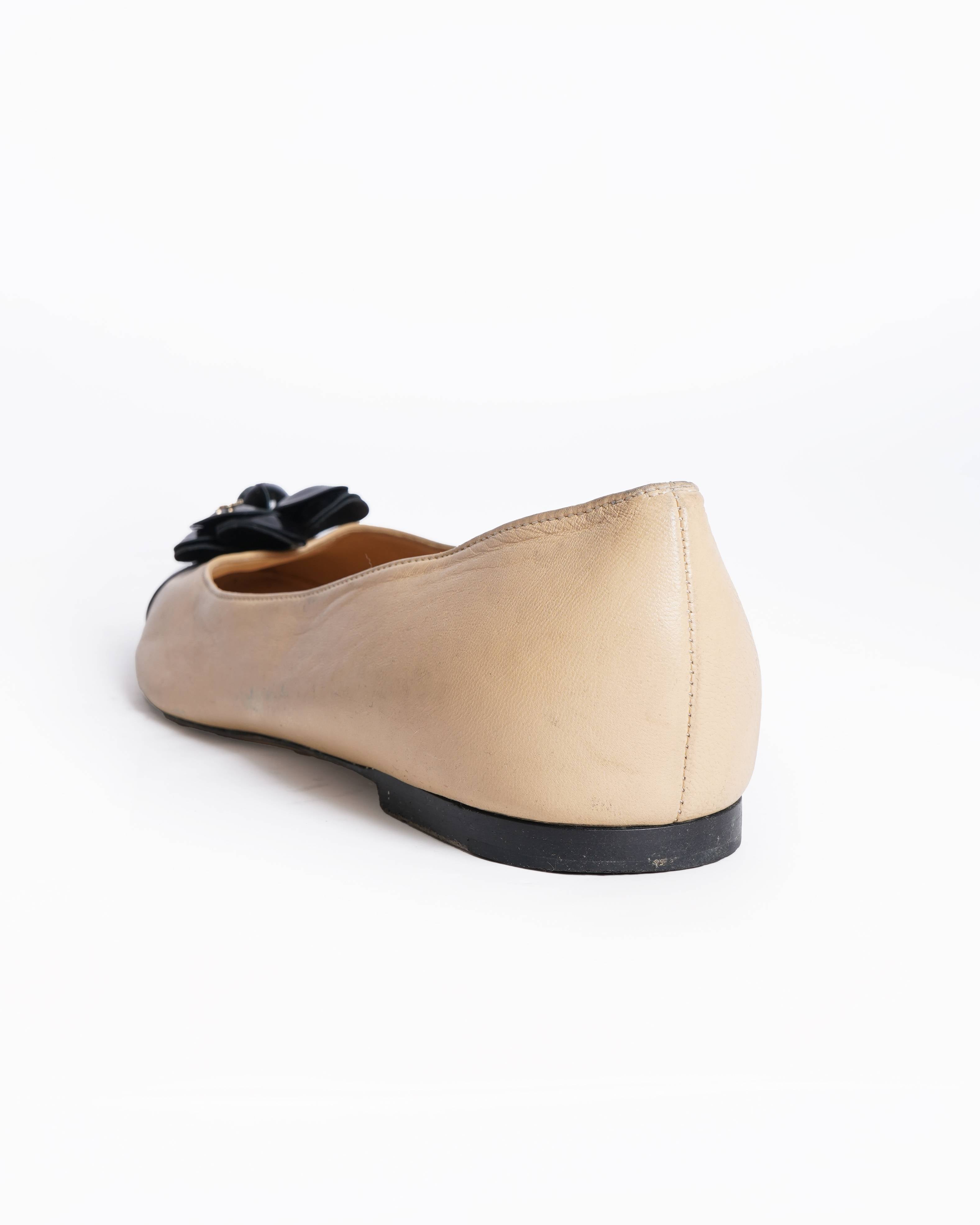 Chanel camelia black patent leather ballet flats