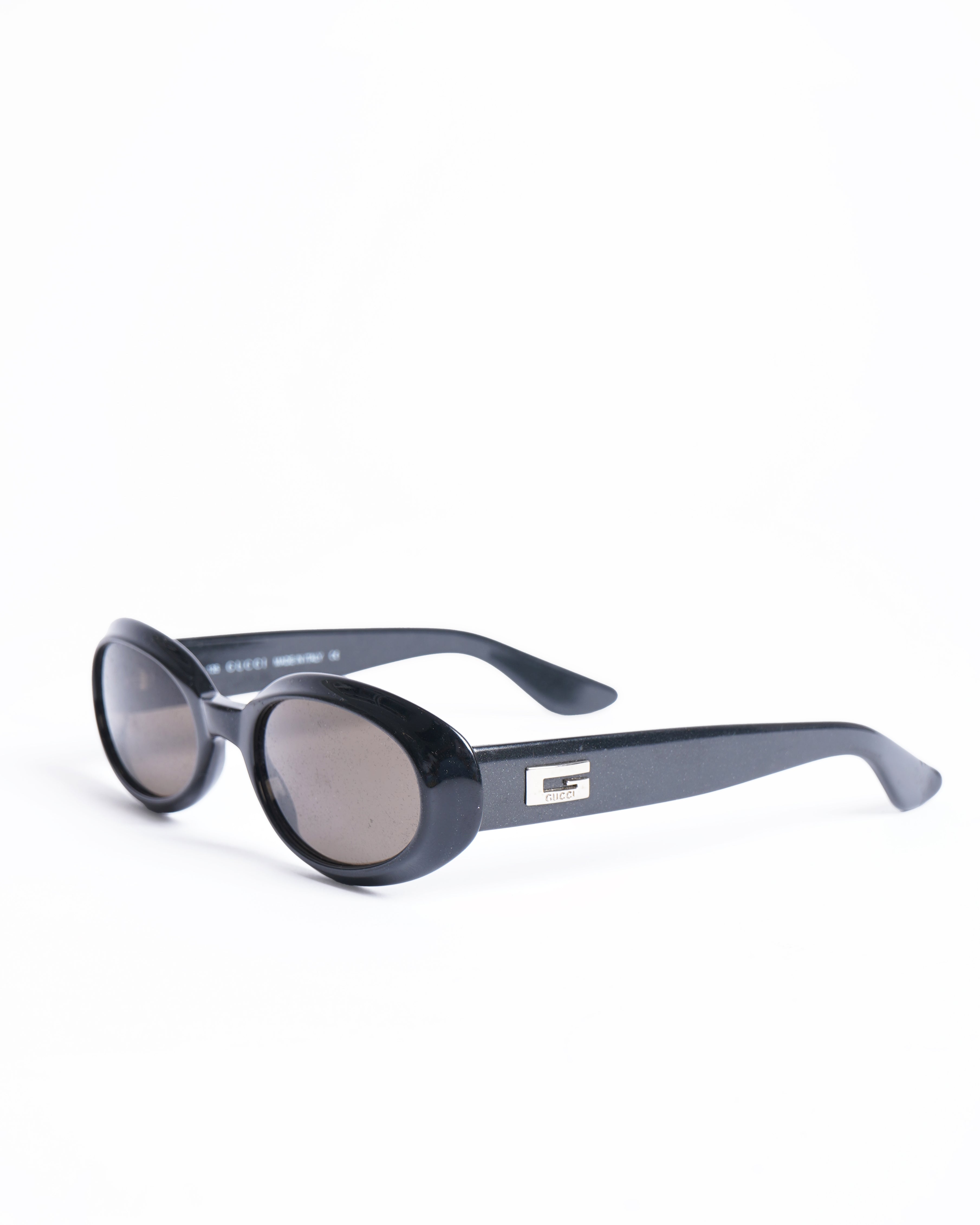Gucci Oval Sunglasses in black