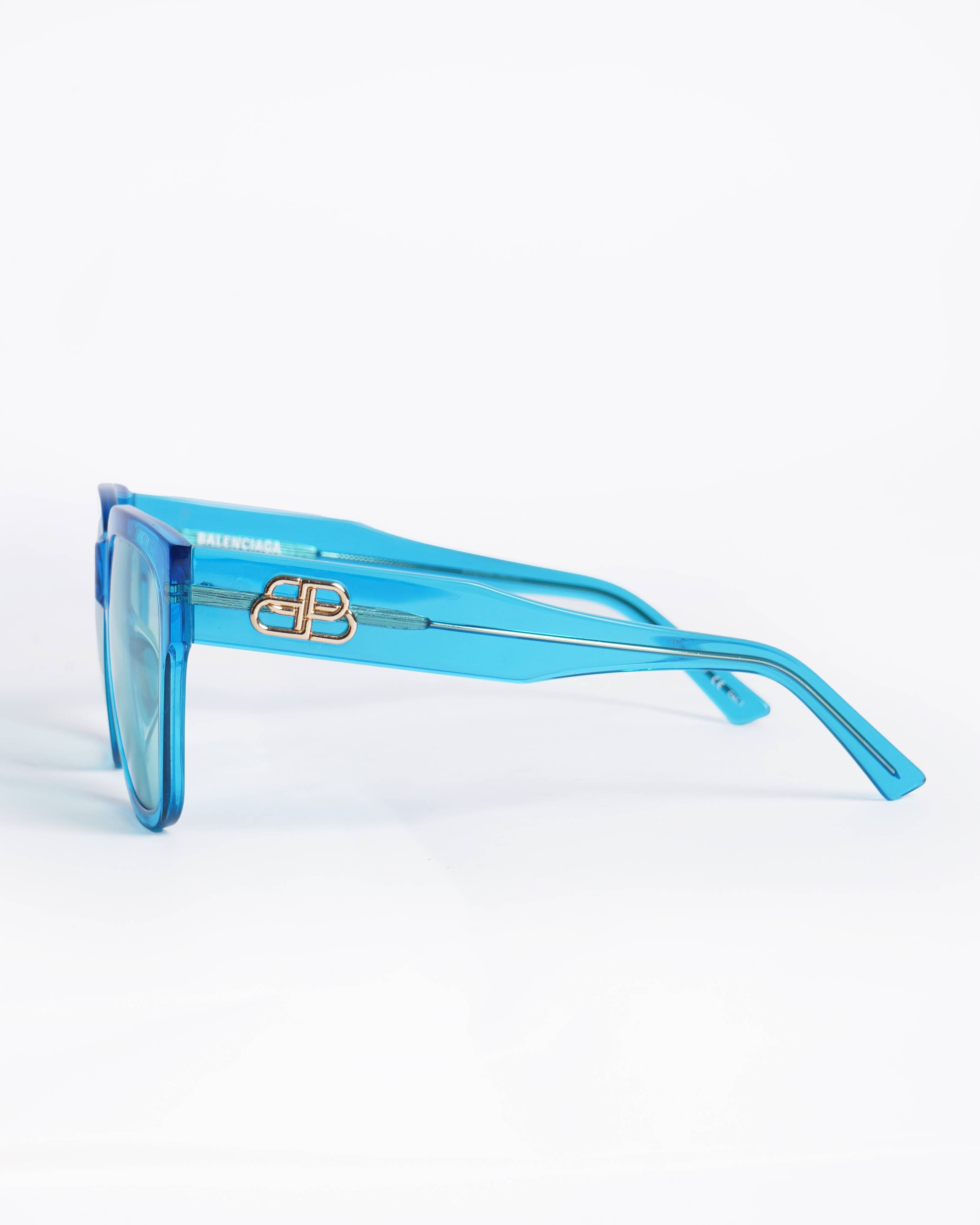 Balenciaga
Blue sunglasses