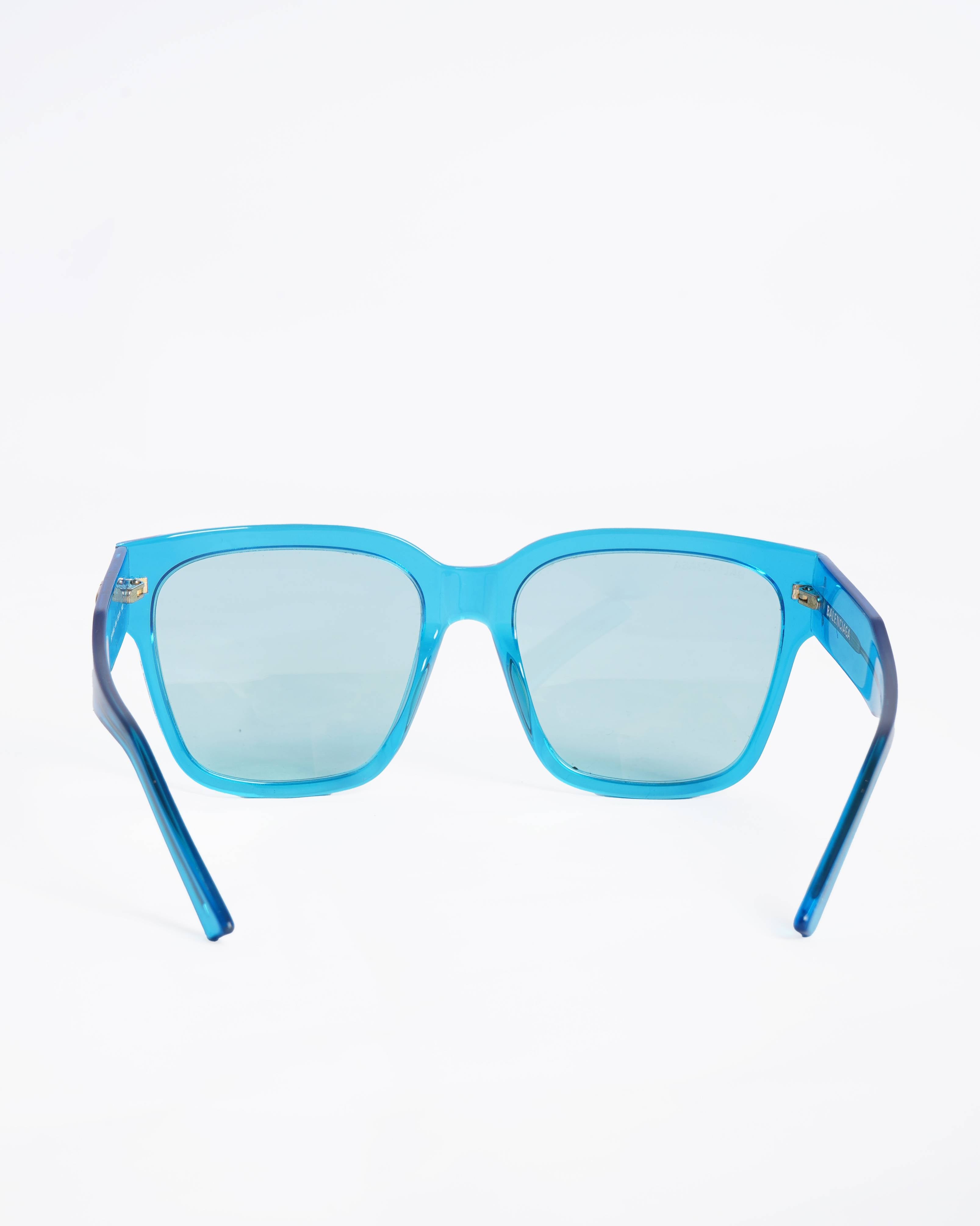 Balenciaga
Blue sunglasses