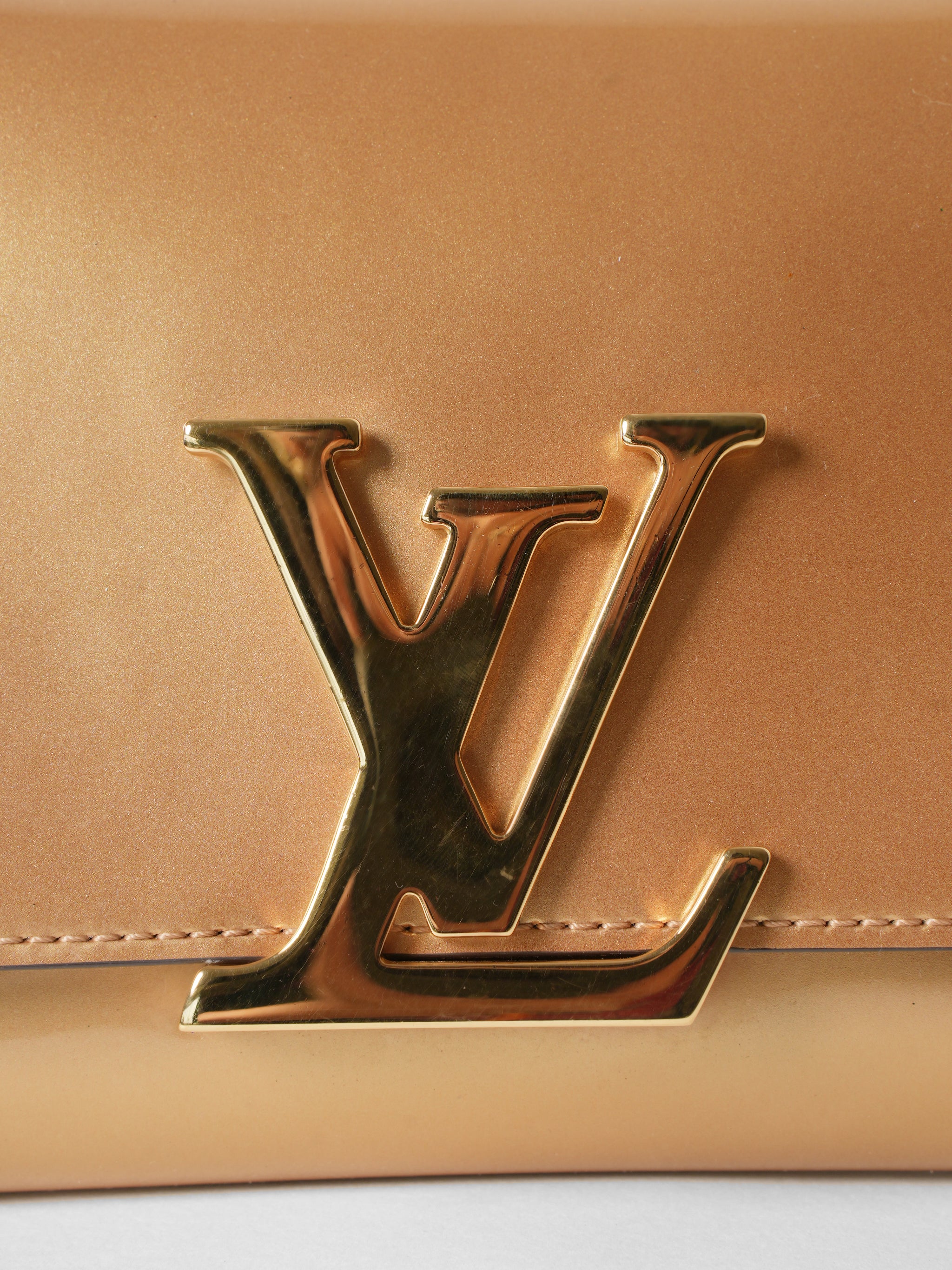 Louis Vuitton Neo Louise Sobe Clutch - Gold Clutches, Handbags - LOU456634