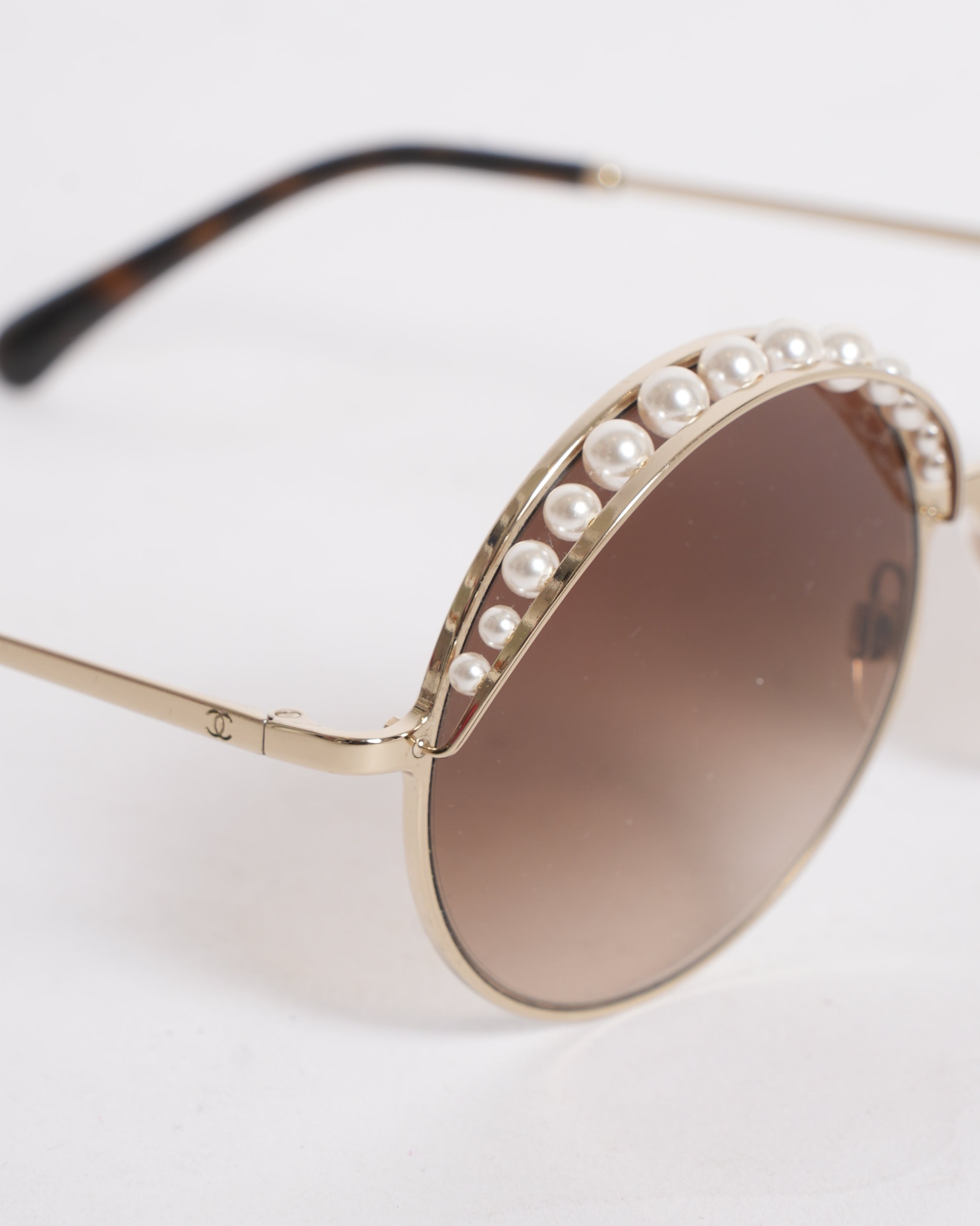 NINE CHANEL PEARL SUNGLASSES