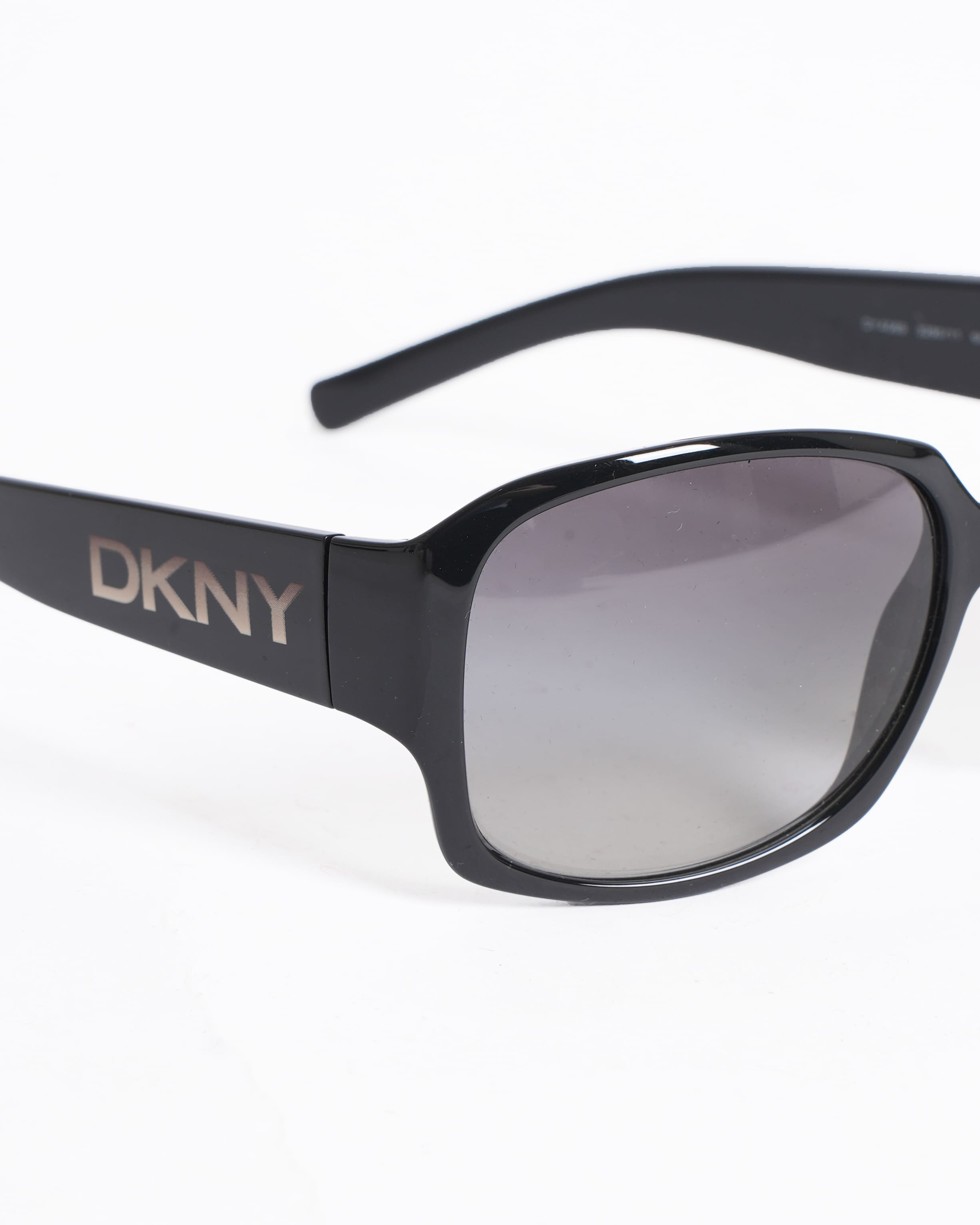 DKNY sunglasses in black Cat-eye