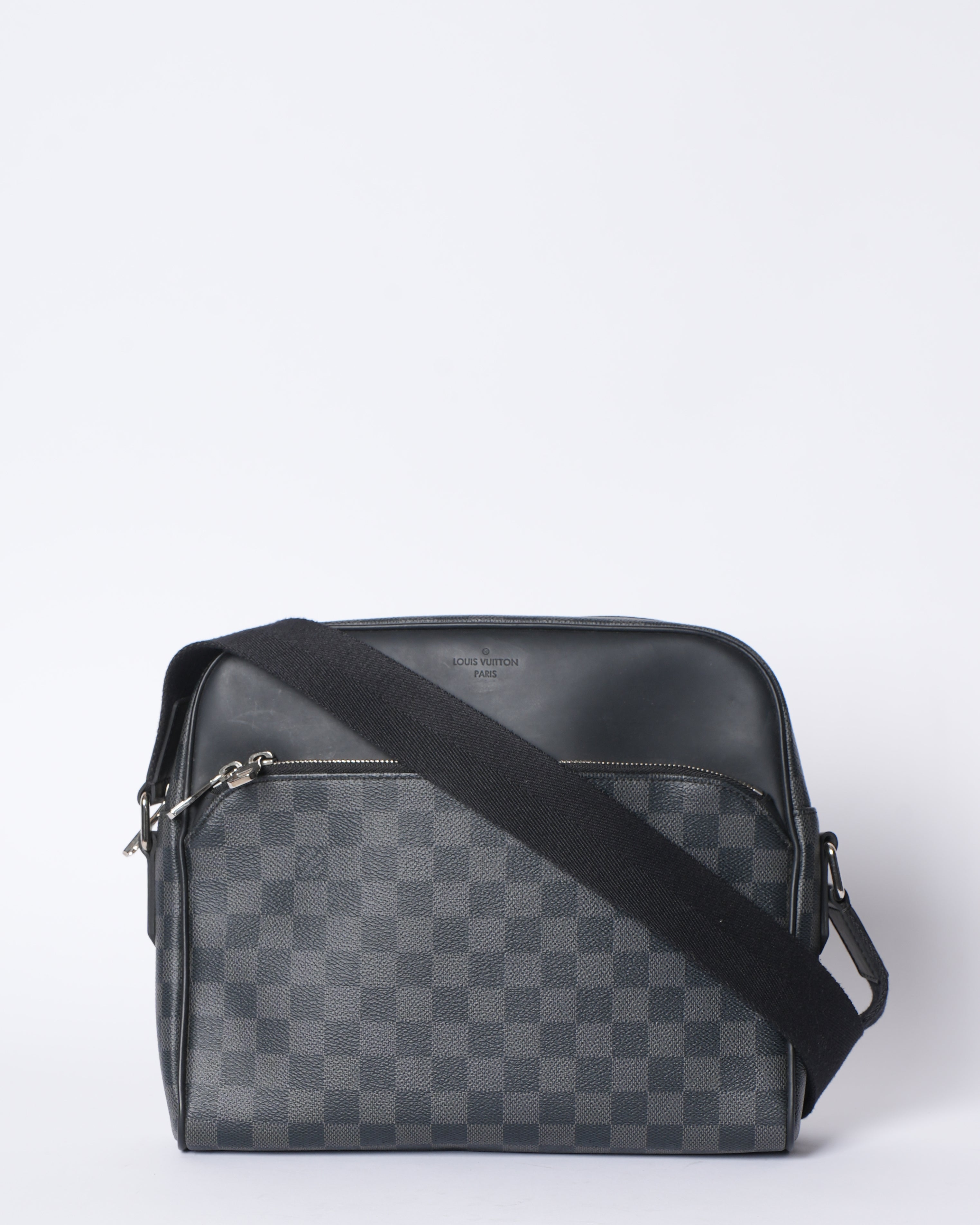 LOUIS VUITTON Damier Graphite Messenger Shoulder Crossbody Bag Mens Bag