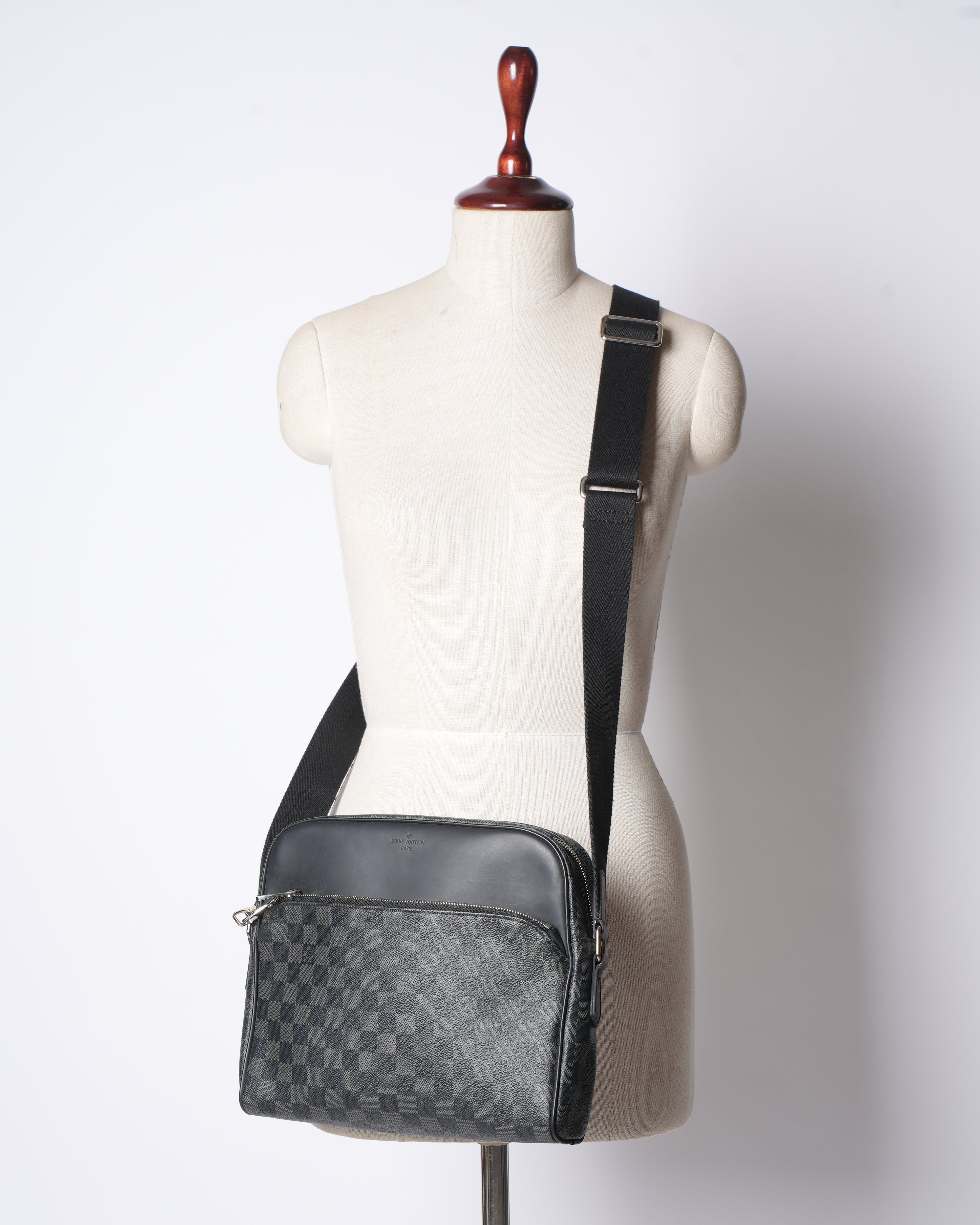 LOUIS VUITTON Damier Graphite Messenger Shoulder Crossbody Bag Mens Bag