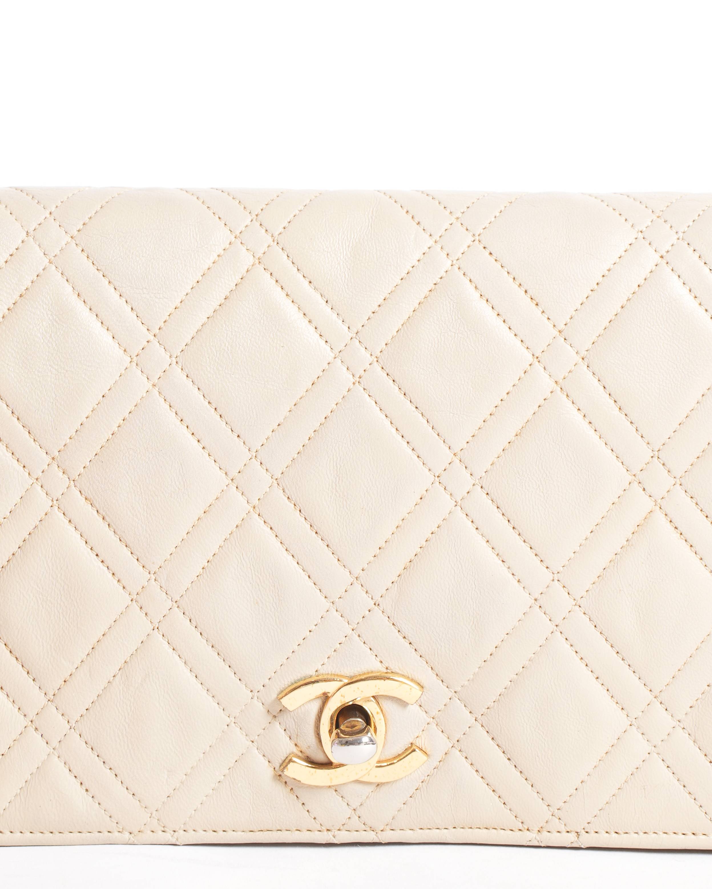 Chanel classic 22 cc logo chain shoulder bag