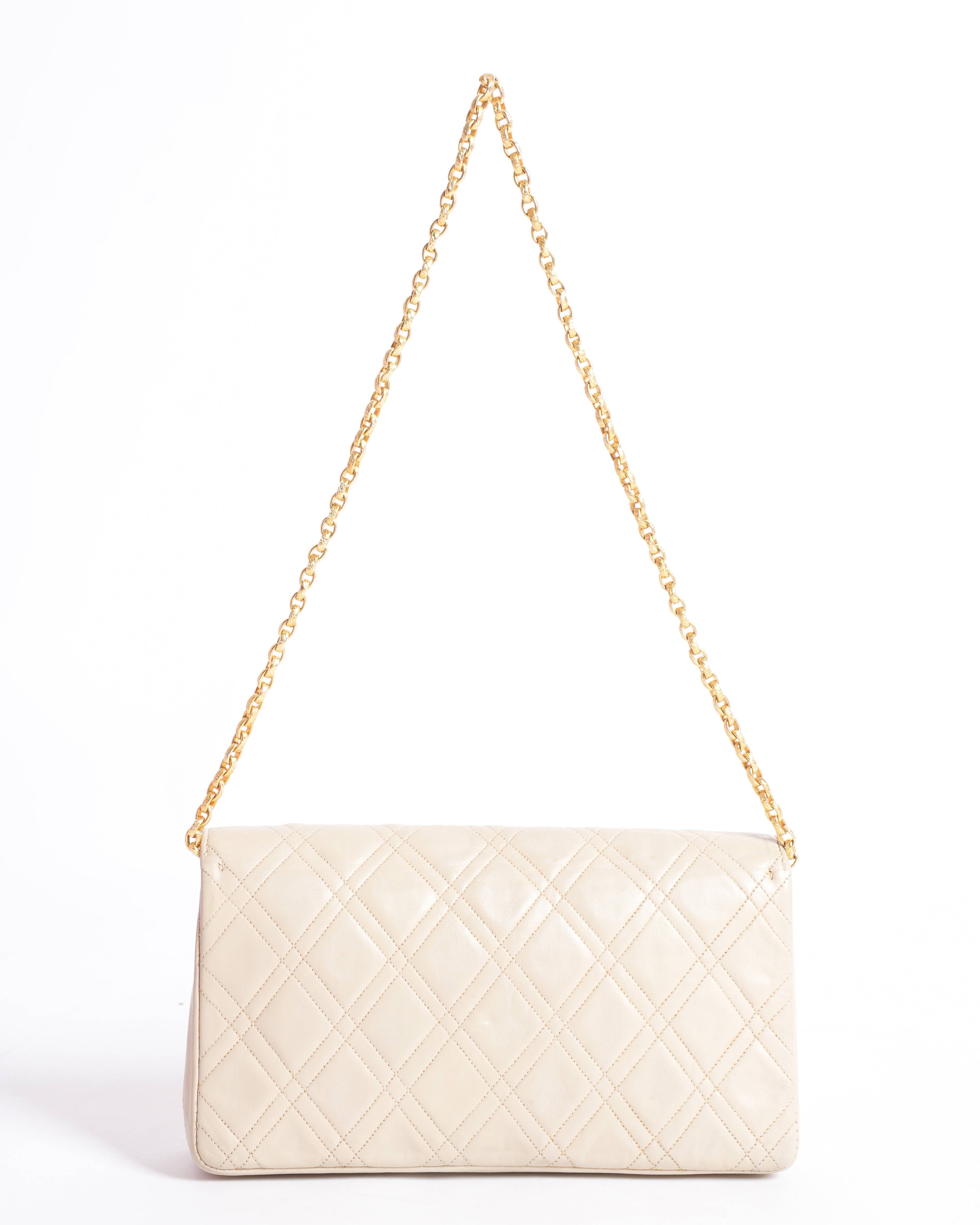 Chanel classic 22 cc logo chain shoulder bag