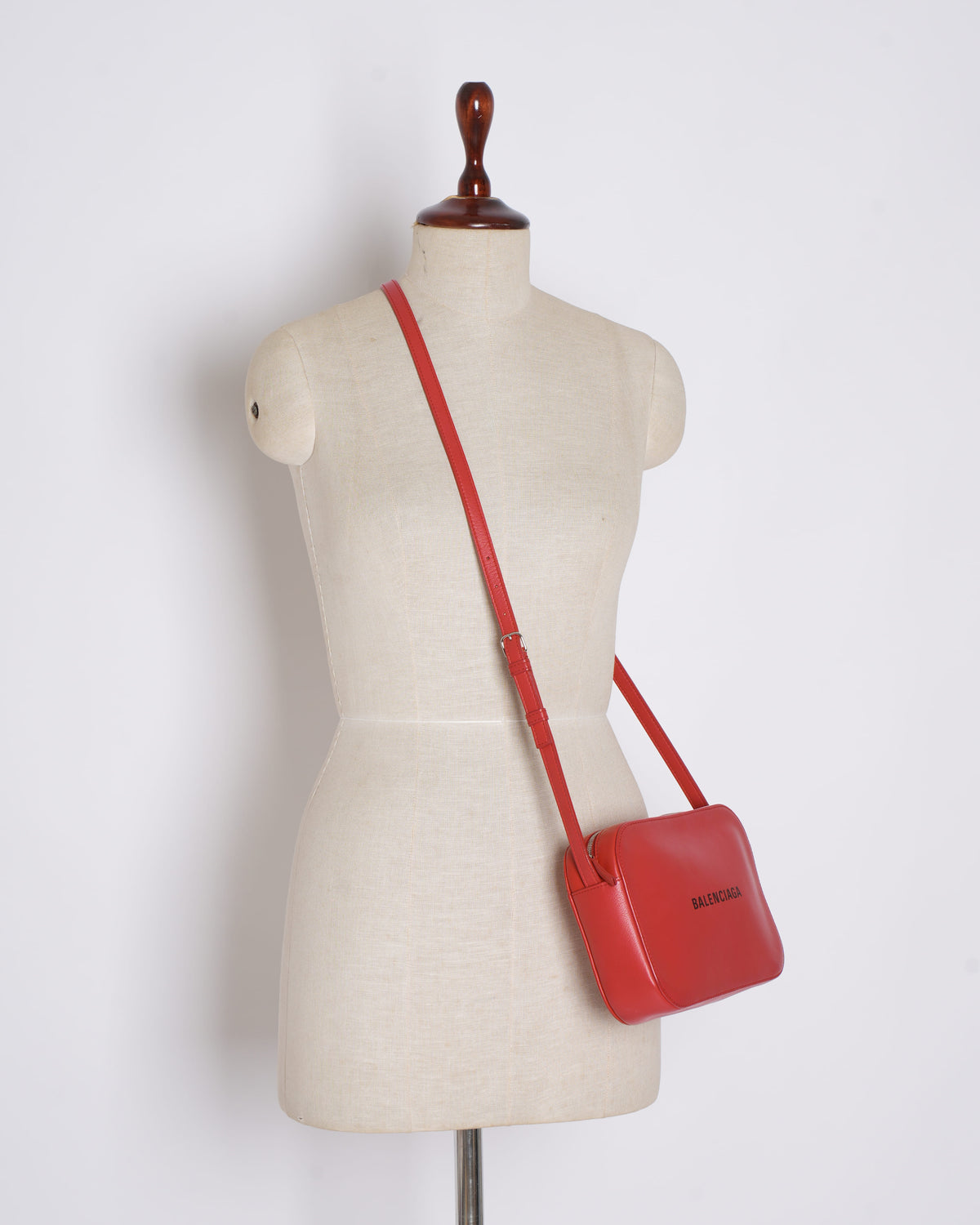 Balenciaga Everyday Camera Bag In Red