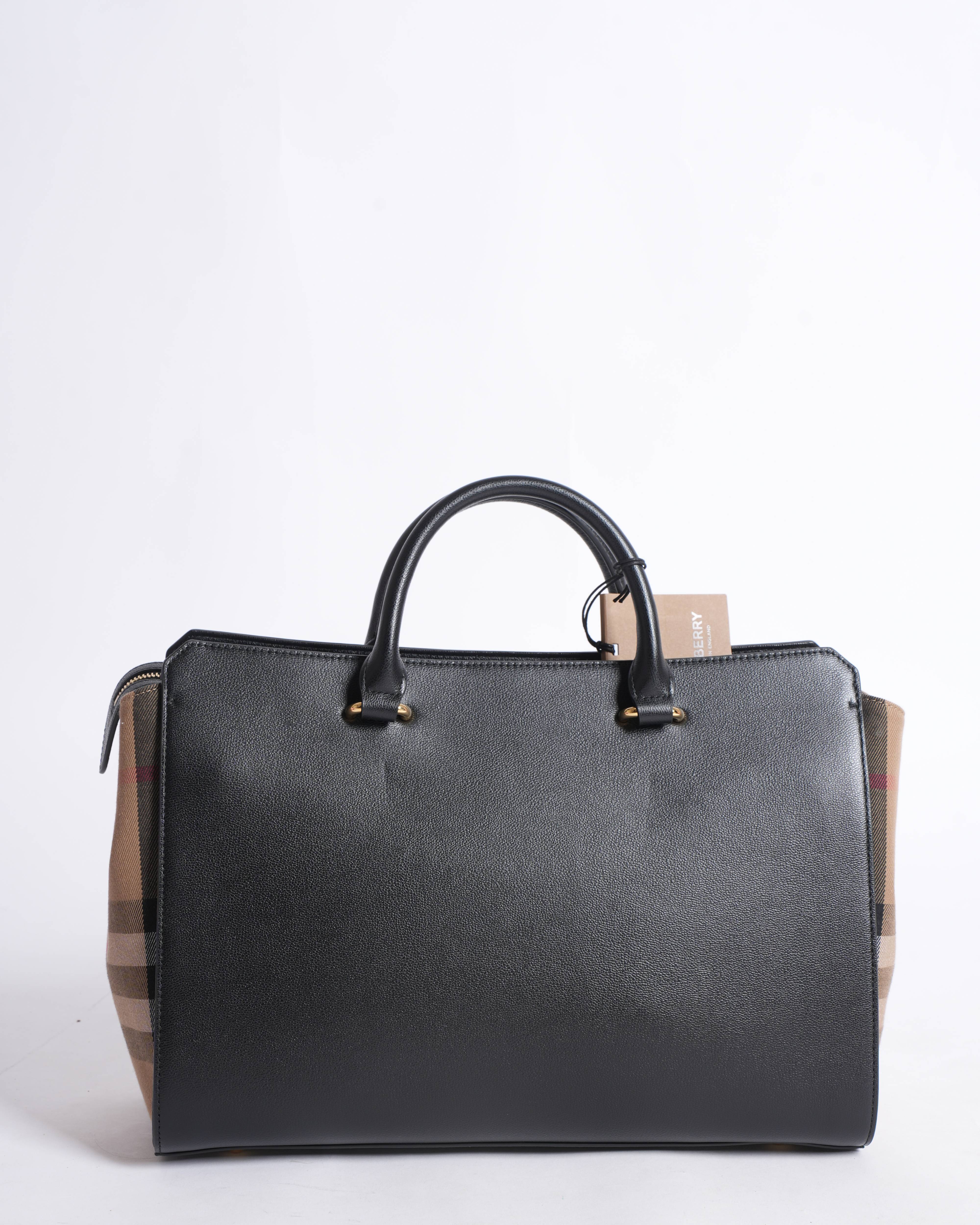 New Burberry 
banner medium HandBag