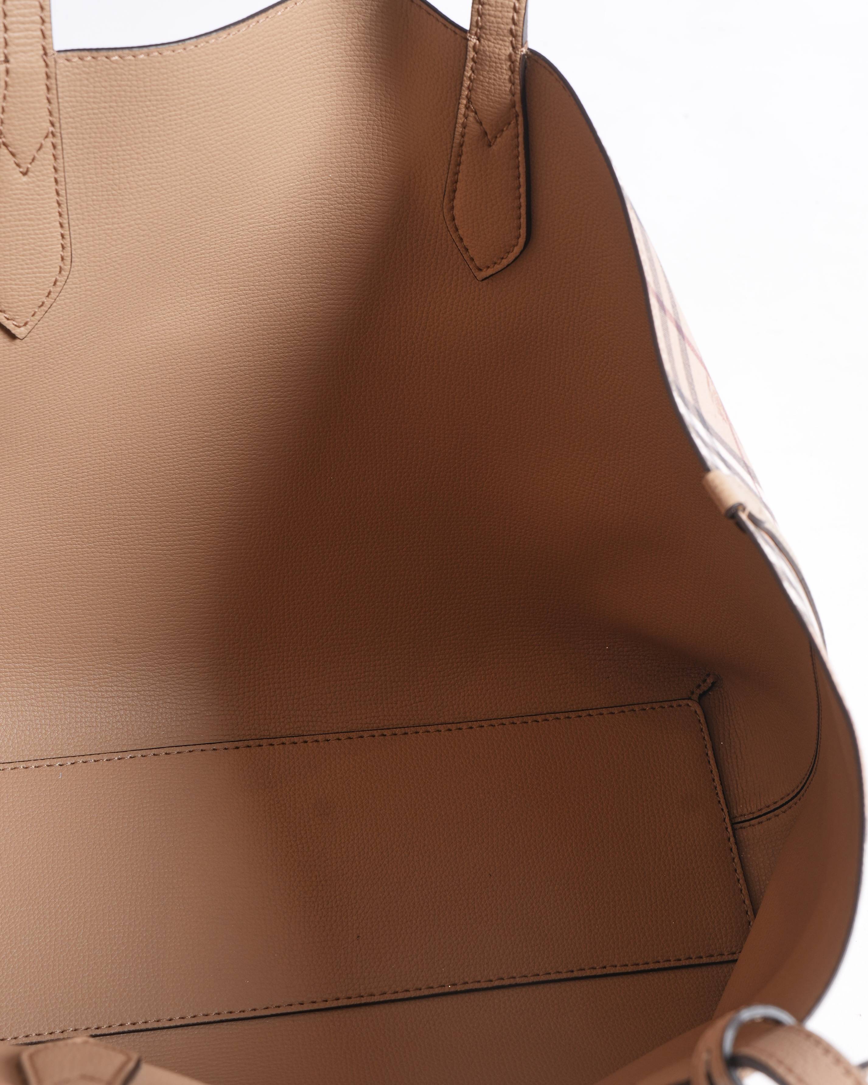 New Burberry 
Medium Tote Heymarket Reversible House Check Mid Camel Leather