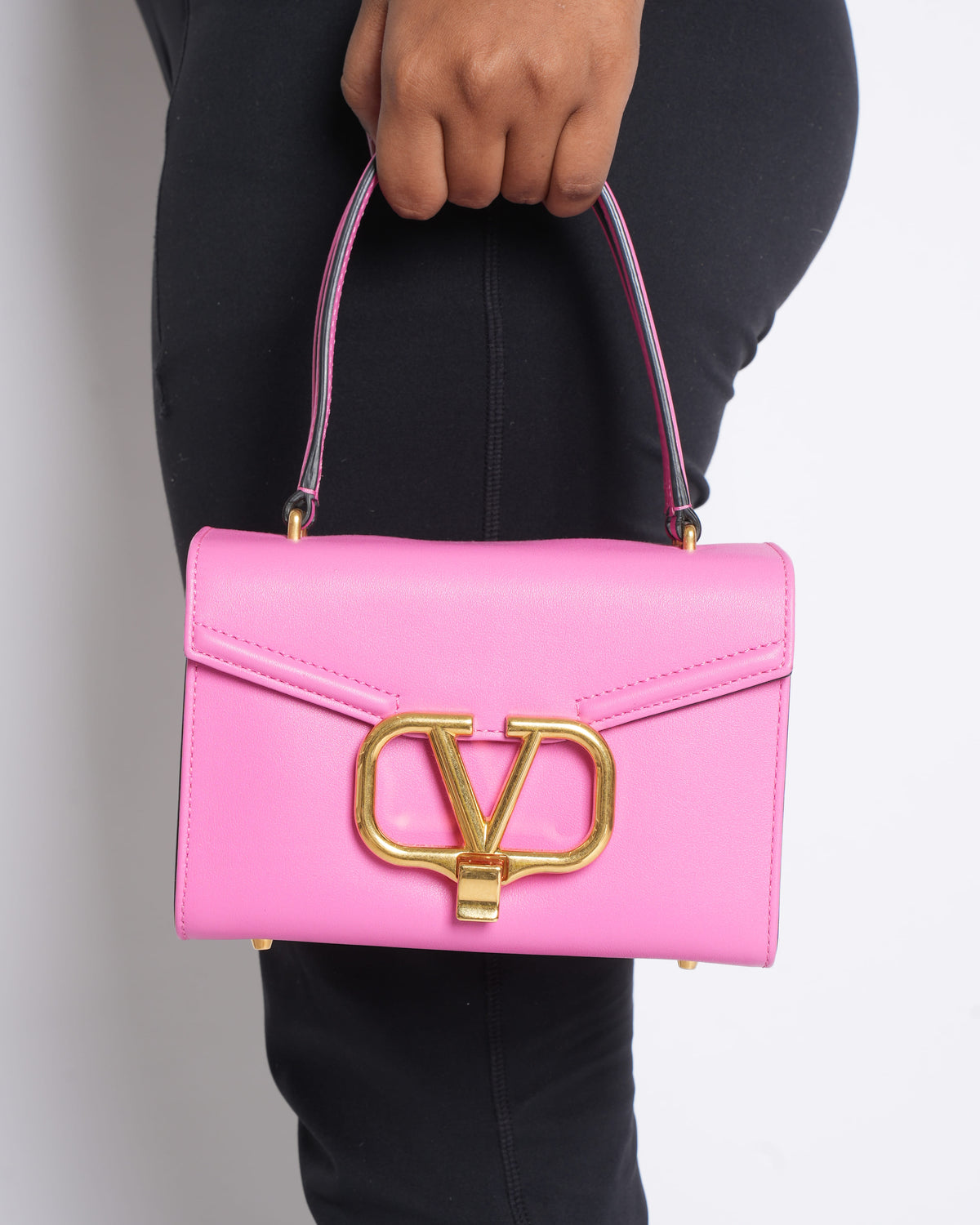 Valentino Garavani Bolso de Cuero V Logo Top Handle with Shoulder Strap in Pink