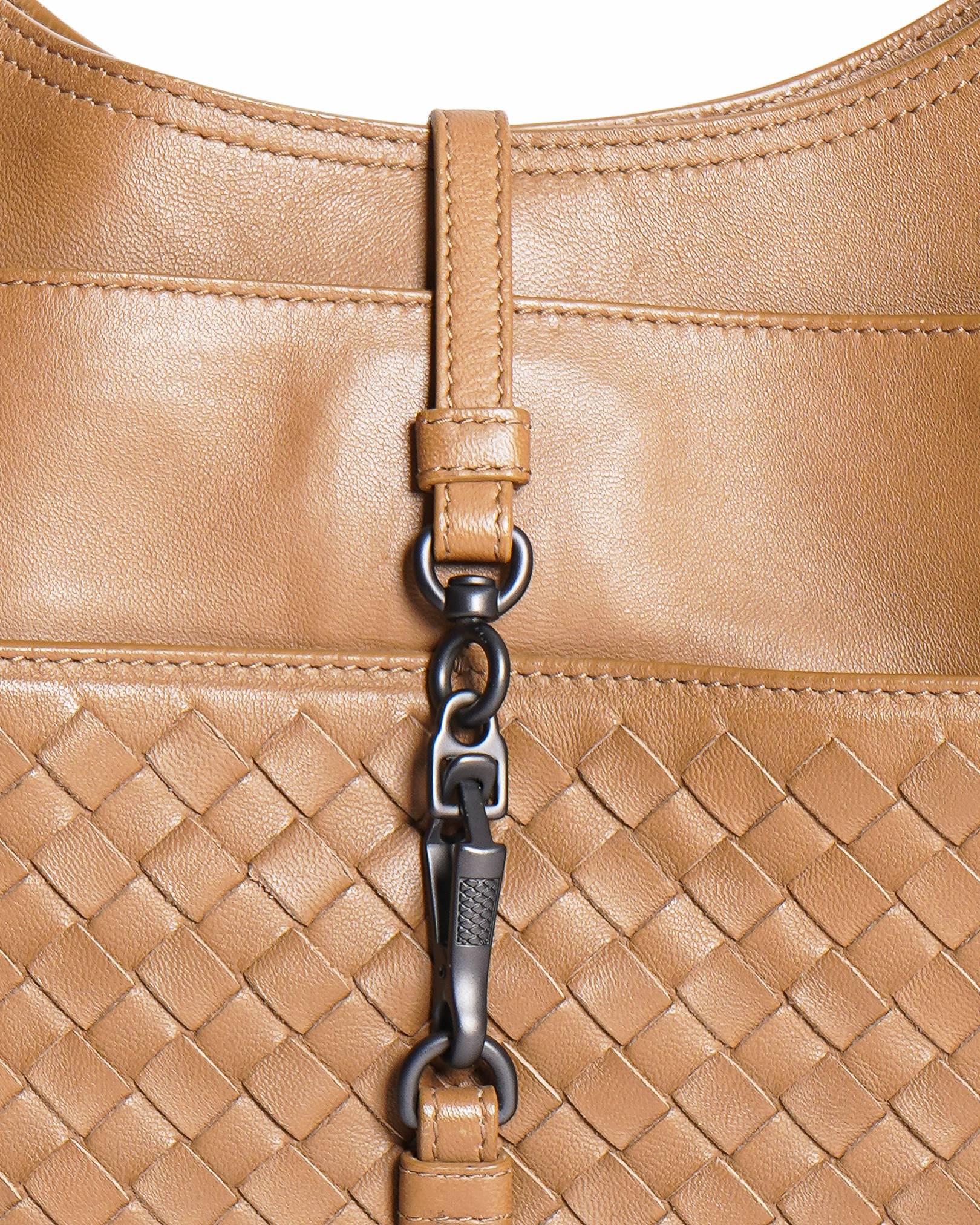 Bottega Veneta Intrecciato Chain Shoulder Bag In Beige