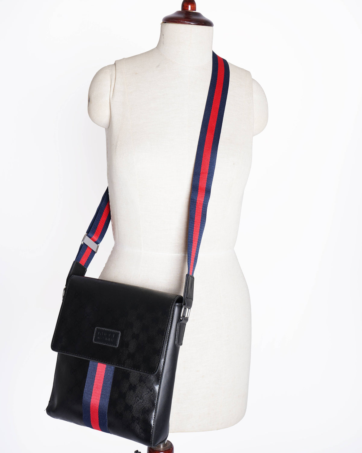 Gucci gg classic medium messenger bag