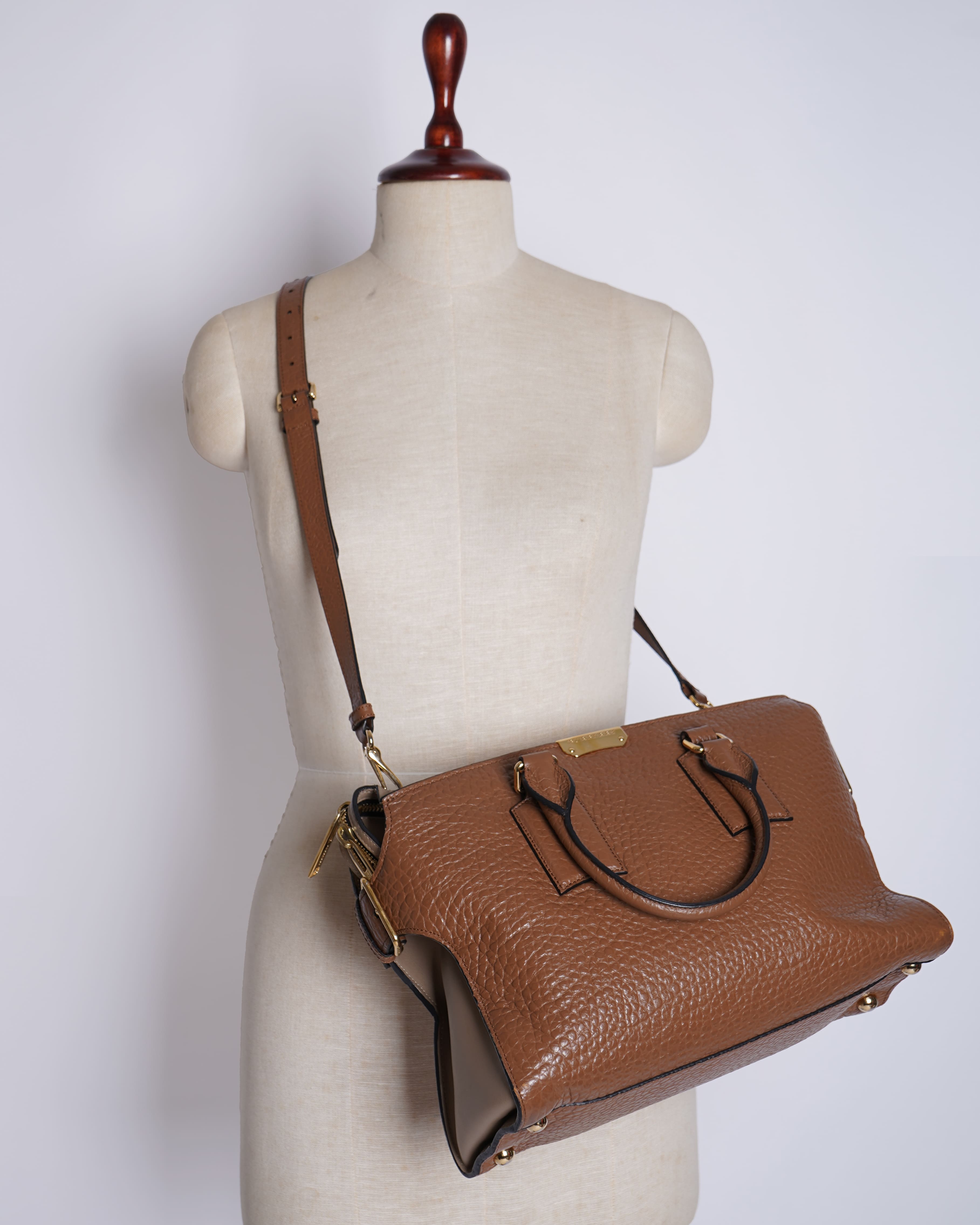 Authentic Pre-loved Burberry Banner Bag in Brown Pebbled Leather Authentic Pre-loved Burberry Banner Bag in Brown Pebbled Leather