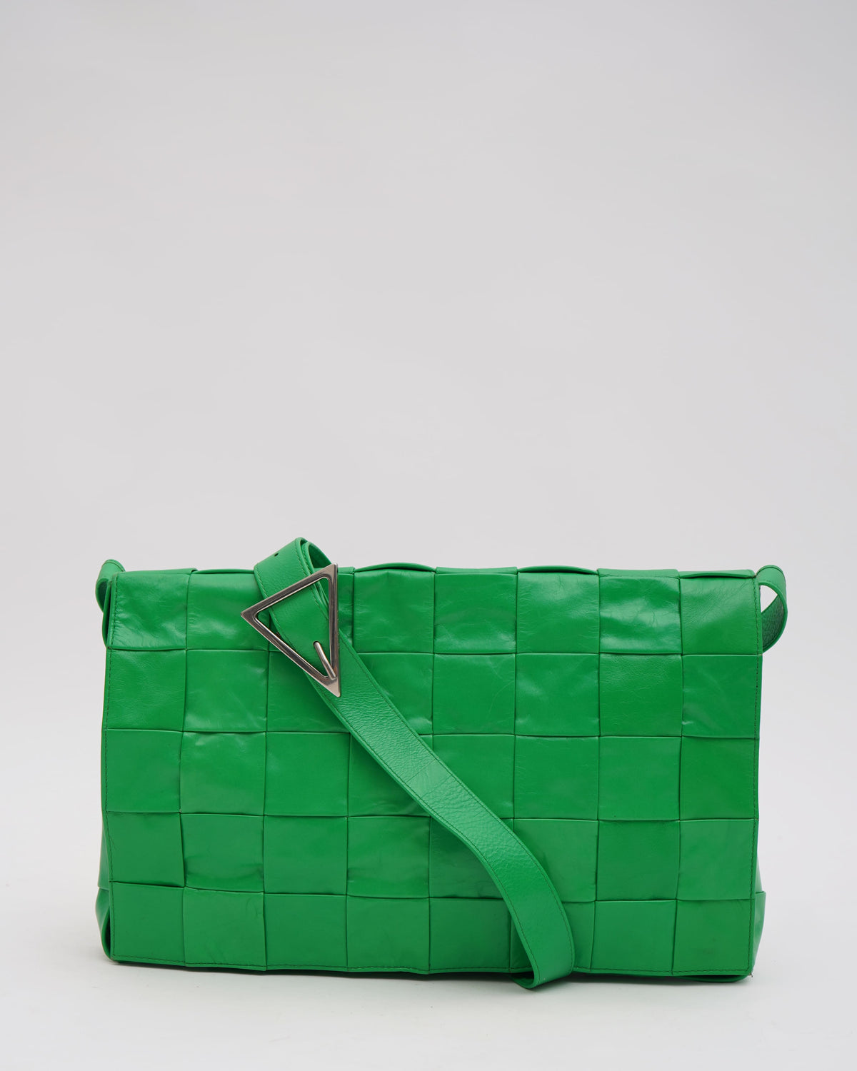 Bottega Veneta Maxi Cassette Shoulder Bag In Green