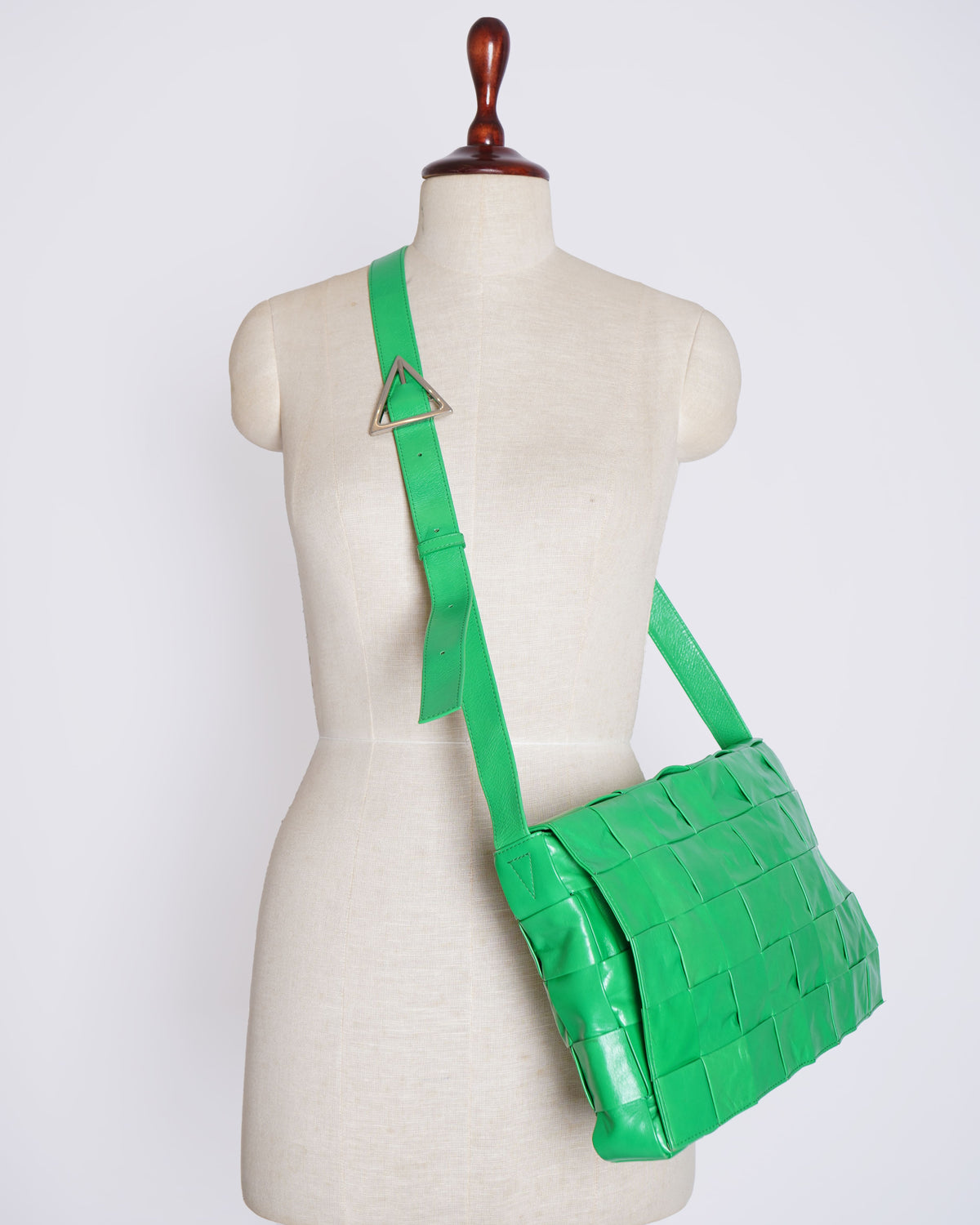 Bottega Veneta Maxi Cassette Shoulder Bag In Green