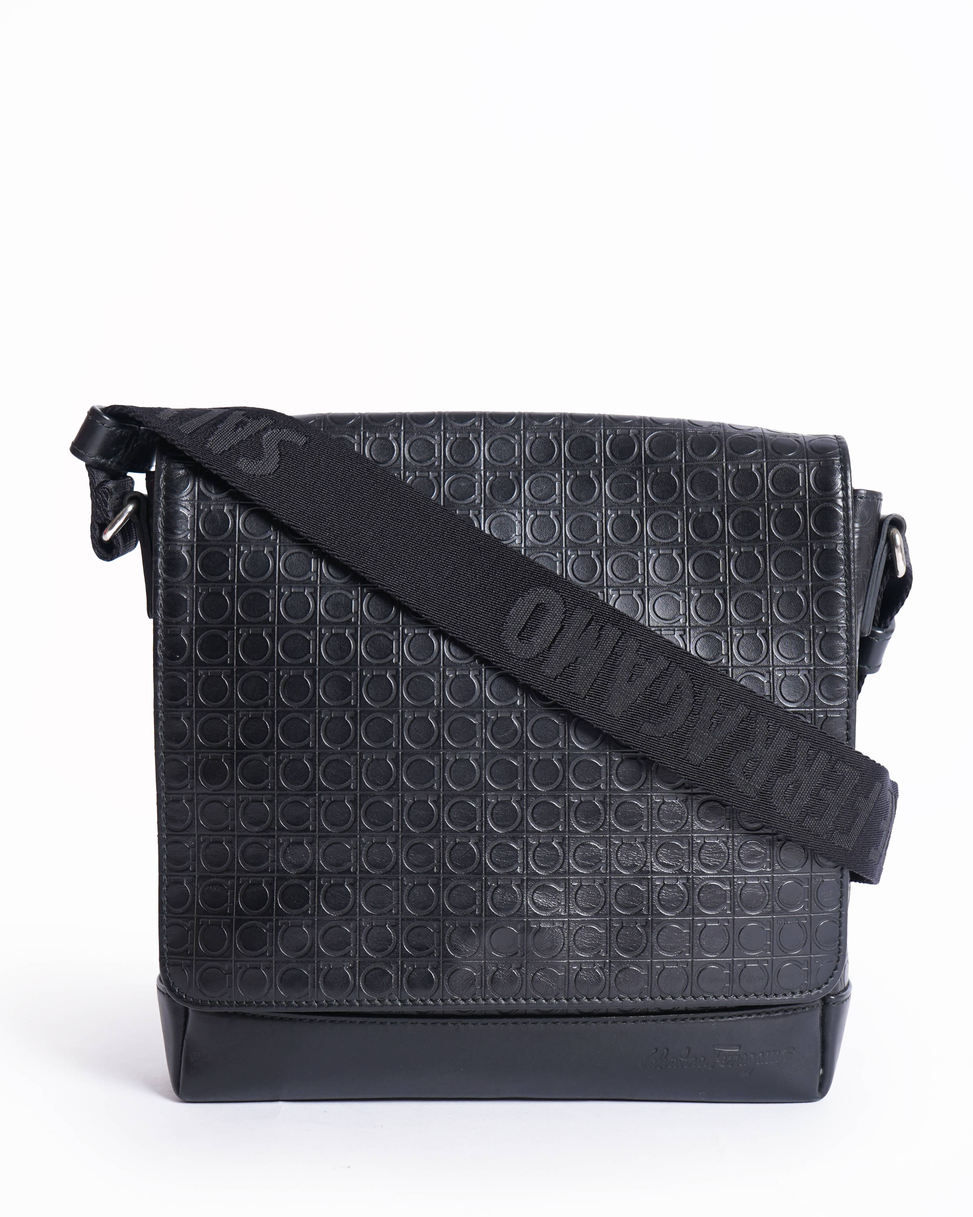 Salvatore Ferragamo Embossed Logo Messenger Bag In Black