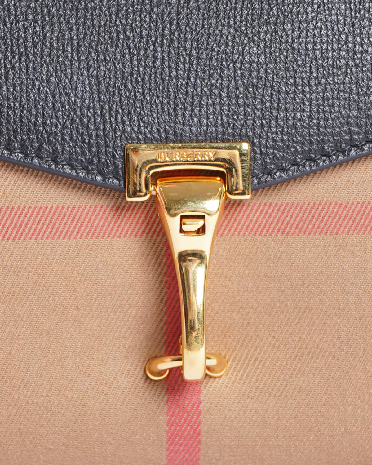 Burberry
Macken Leather shoulder Bag