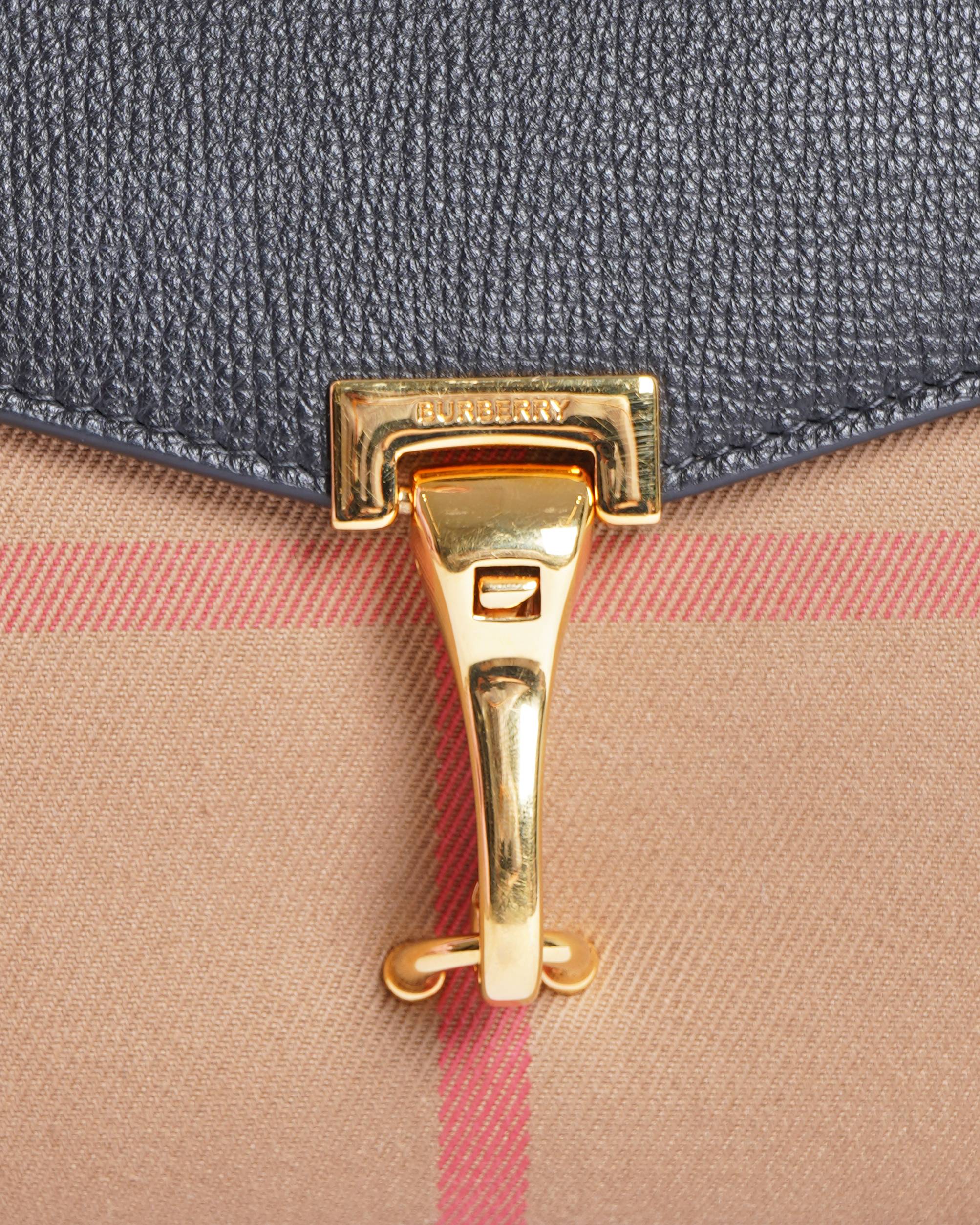 Burberry
Macken Leather shoulder Bag