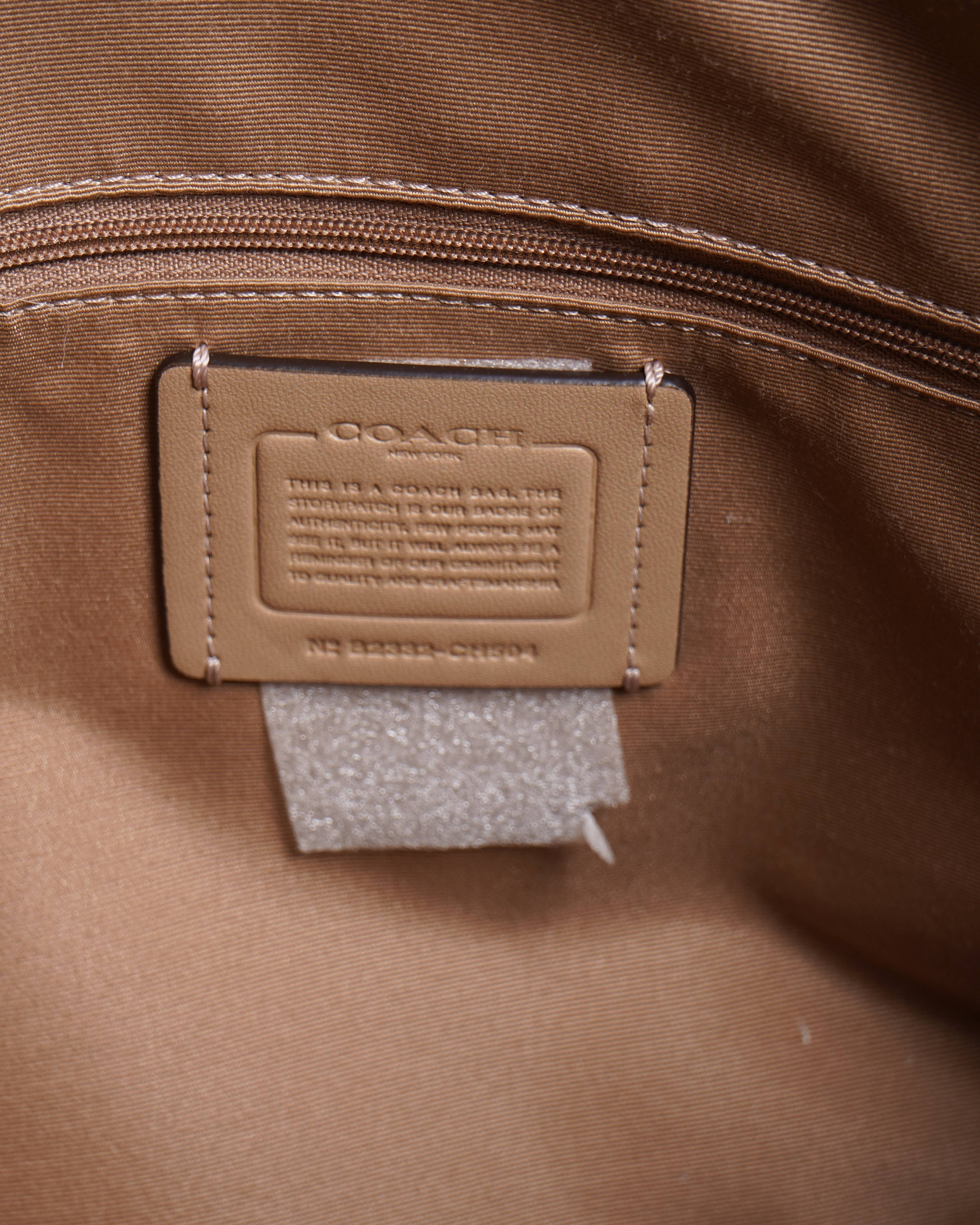 New COACH
Gallery Medium Tote Bag In Signature Canvas